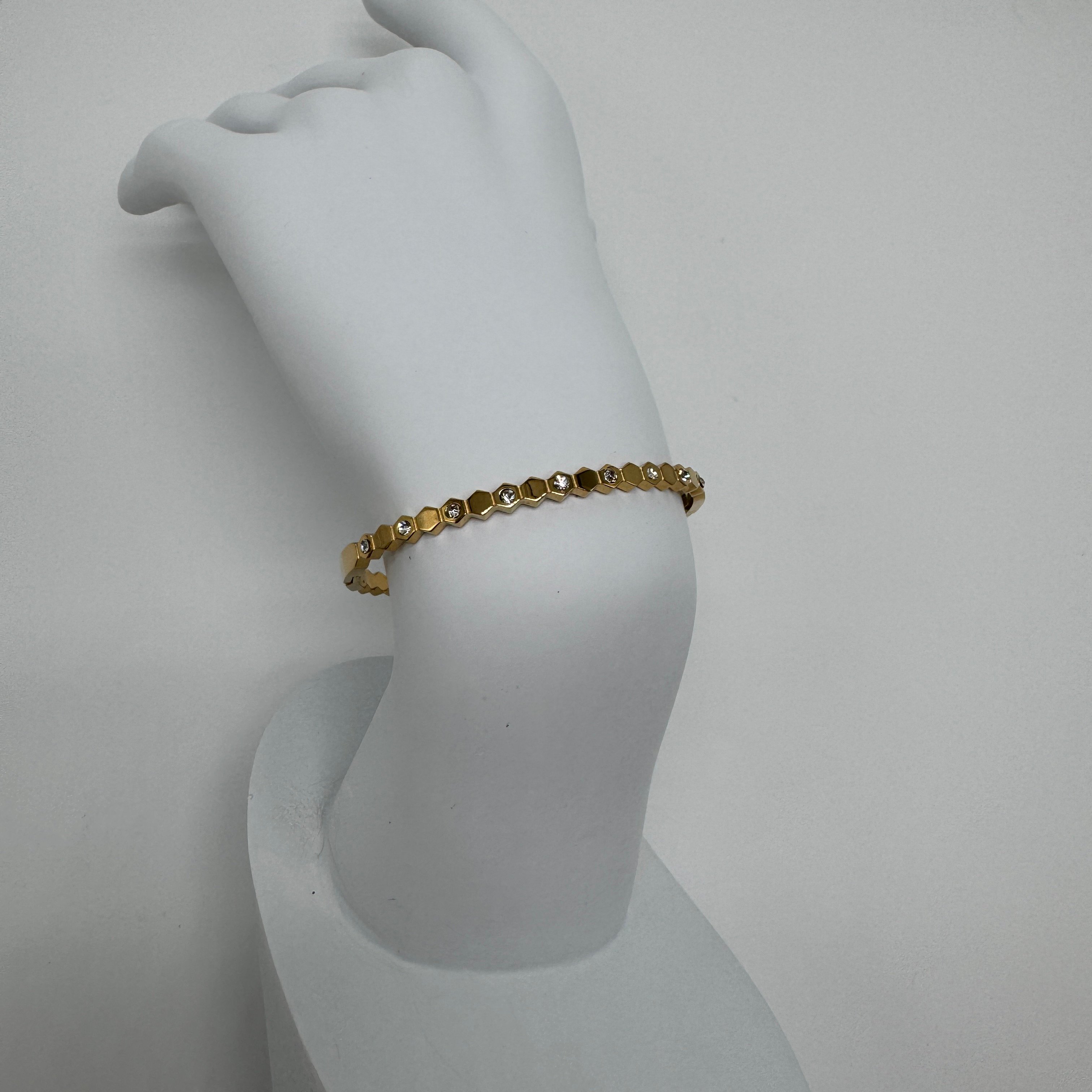 Özel Seri Gold Altıgen Taşlı Detay Kelepçe Bileklik 15 Cm - Gold