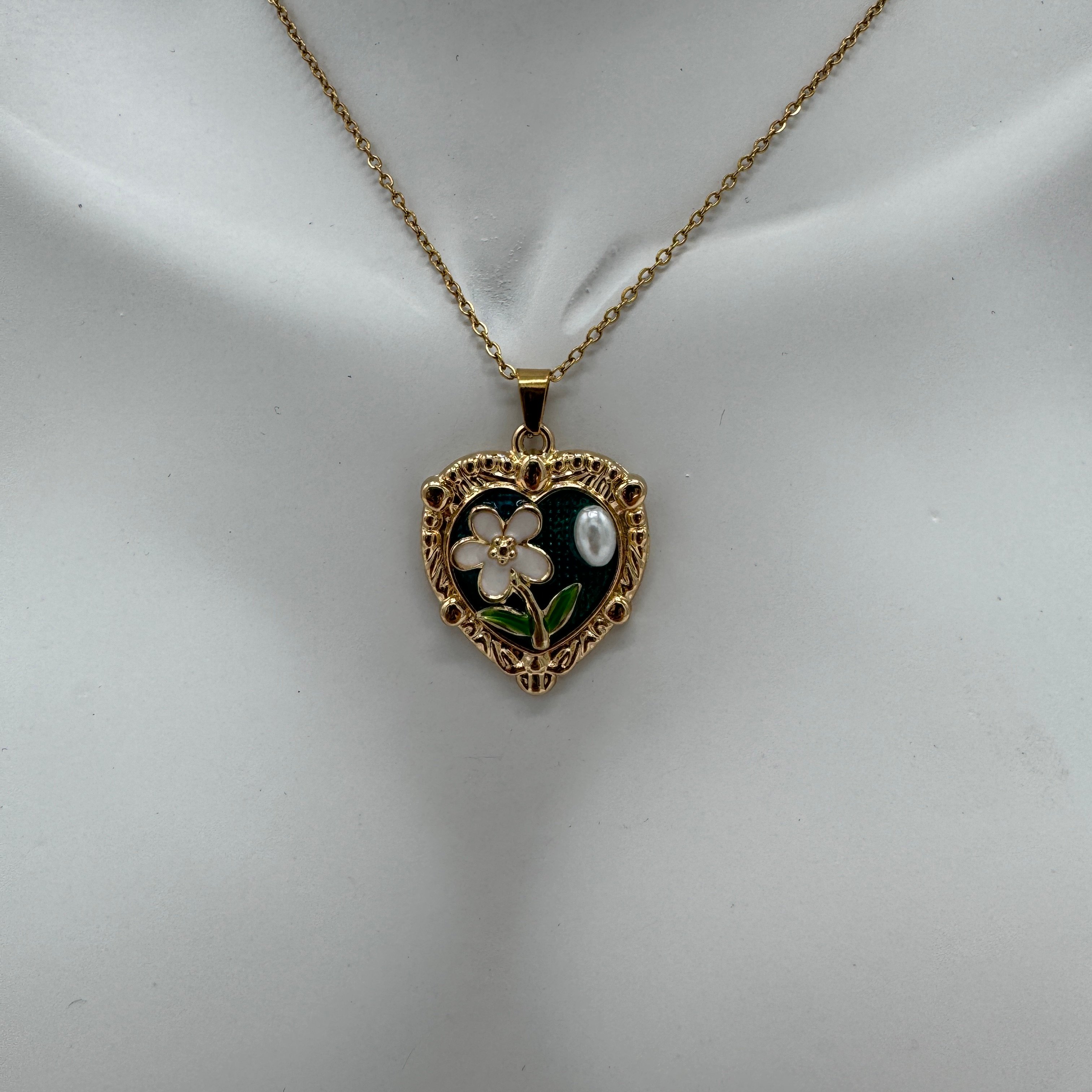 Çelik Vintage Sanat Kolye Serisi: Kalp Model Çiçek Detay - Gold