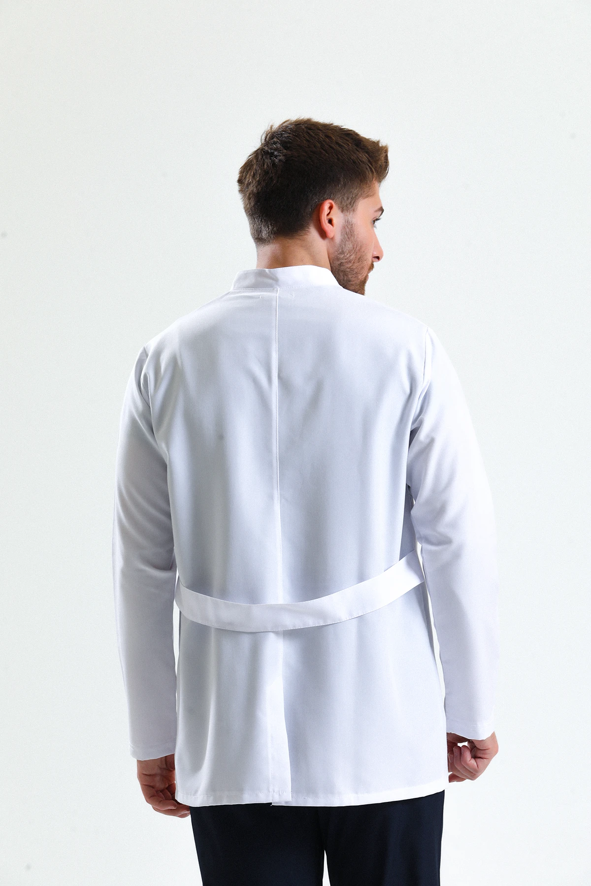 Beyaz Erkek Kısa Önlük – Hakim Yaka Doktor, Hemşire, Diş Hekimi ve Sağlık Personeli İçin Antibakteriyel Medikal Üniforma | Rahat, Dayanıklı, Profesyonel Görünüm