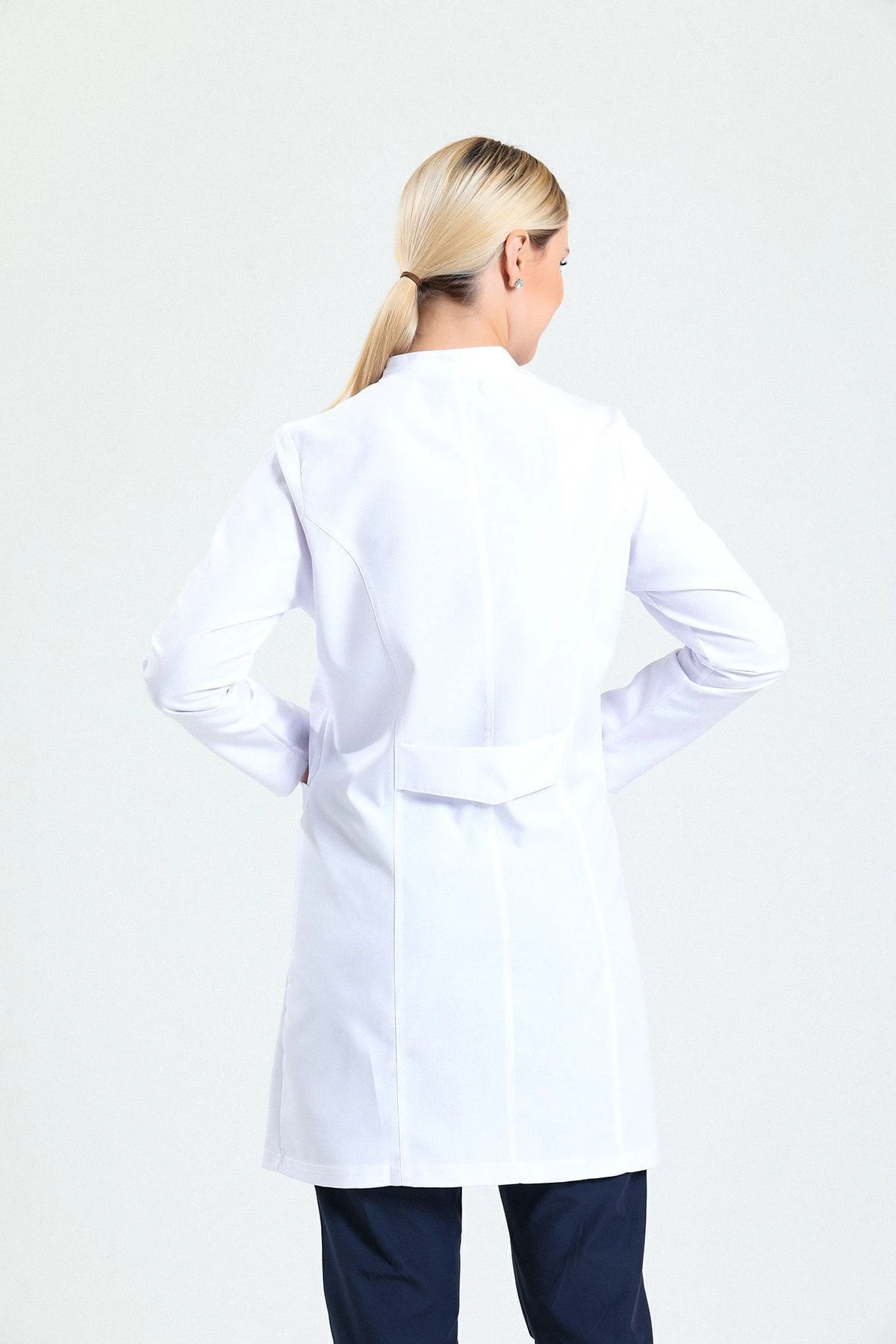 Beyaz Kadın Uzun Önlük – Hakim Yaka Doktor, Hemşire, Diş Hekimi ve Sağlık Personeli İçin Antibakteriyel Medikal Üniforma | Rahat, Dayanıklı, Profesyonel Görünüm