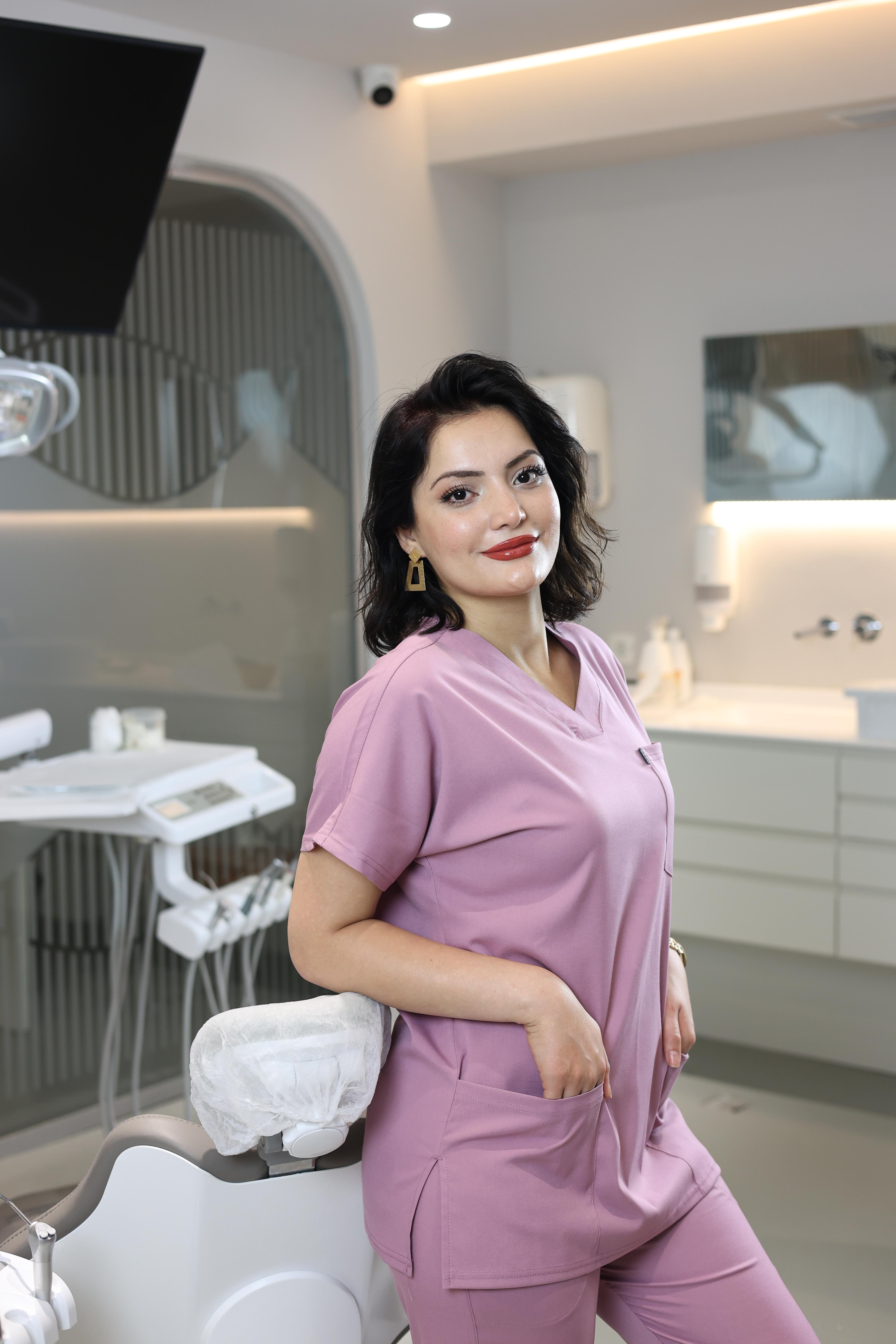 Gül Kurusu Hemşire Forması Takımı – Antibakteriyel Medikal V Yaka Scrubs