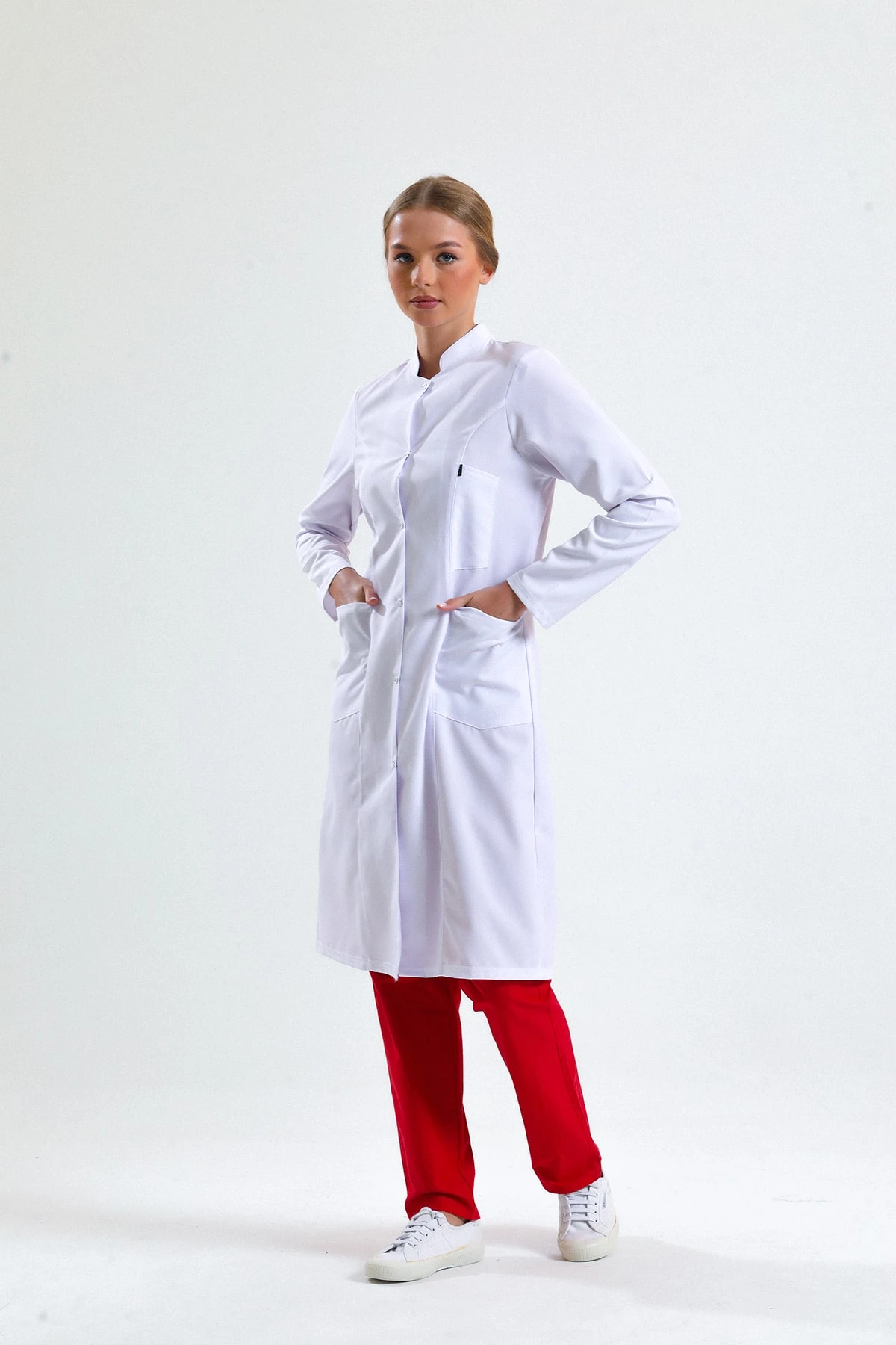 Beyaz Tesettür Kadın Uzun Önlük – Hakim Yaka Doktor, Hemşire, Diş Hekimi ve Sağlık Personeli İçin Antibakteriyel Medikal Üniforma 105 Cm | Profesyonel, Rahat ve Dayanıklı Kumaş