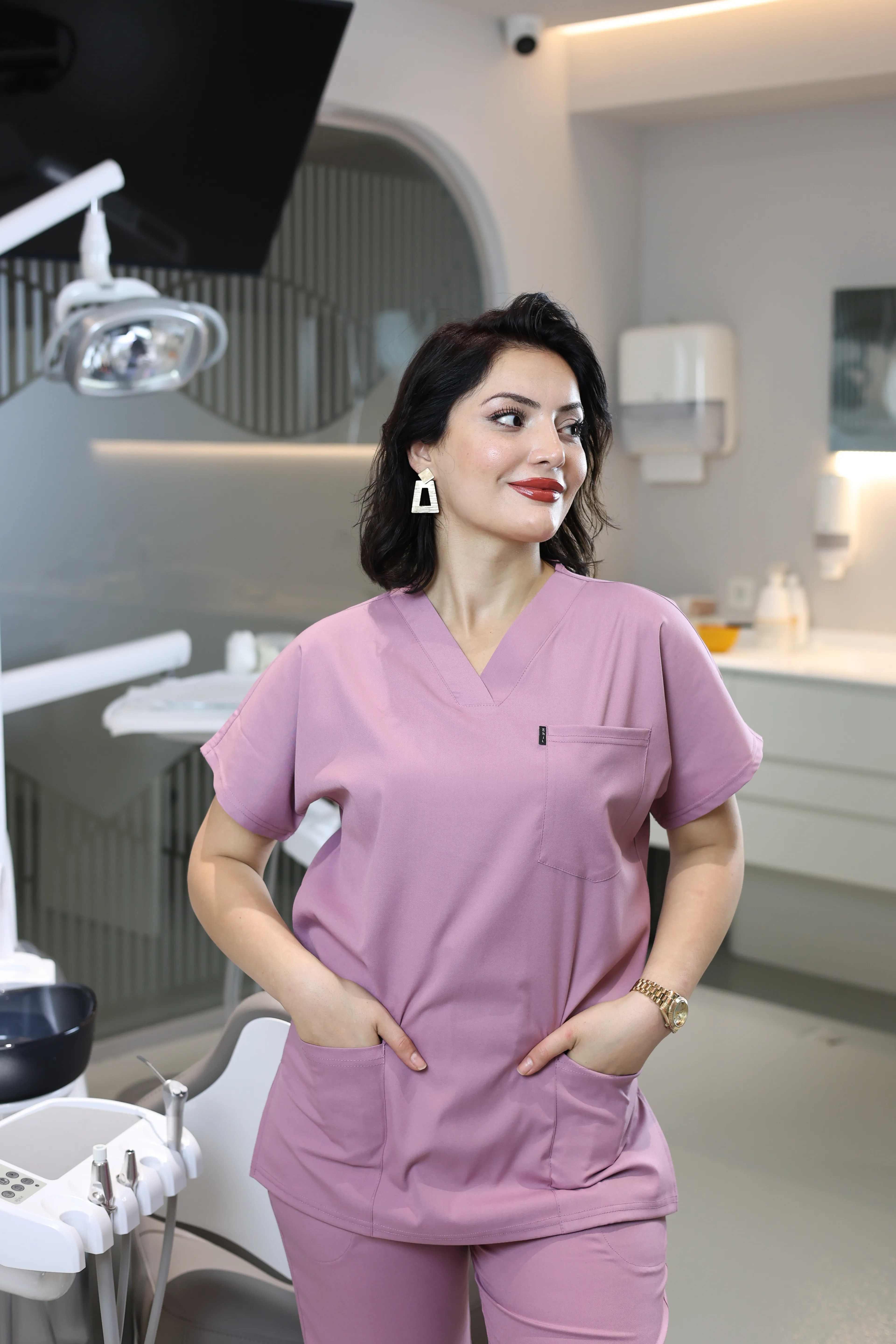 Gül Kurusu Scrubs Tek Üst – V Yaka Antibakteriyel Medikal Doktor ve Hemşire Forması