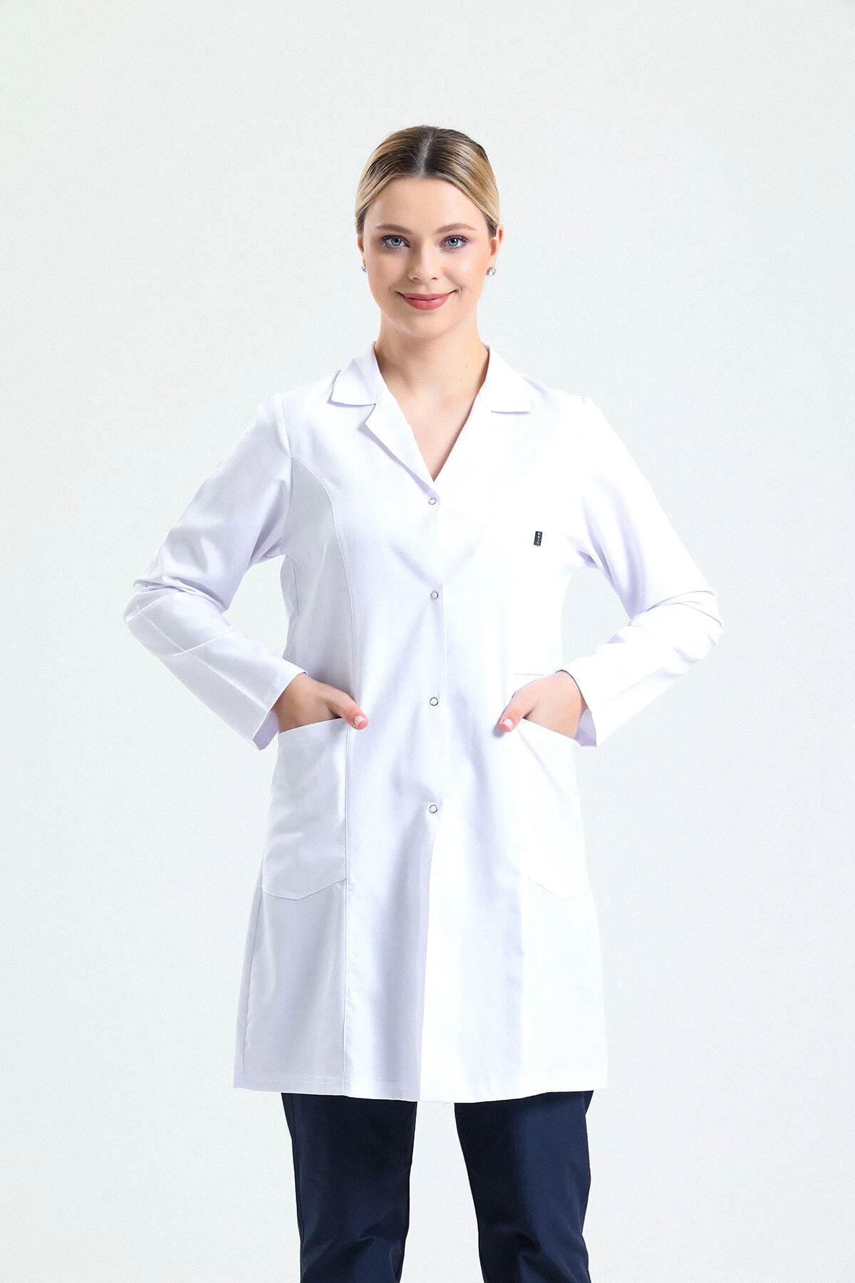 Beyaz Kadın Uzun Önlük – Gömlek Yaka Doktor, Hemşire, Diş Hekimi ve Sağlık Personeli İçin Antibakteriyel Medikal Üniforma | Rahat, Dayanıklı, Profesyonel Görünüm