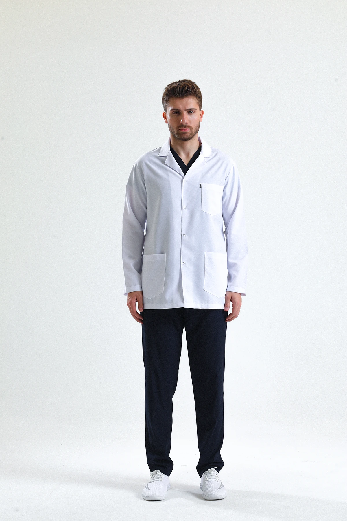 Beyaz Erkek Kısa Önlük – Gömlek Yaka Doktor, Hemşire, Diş Hekimi ve Sağlık Personeli İçin Antibakteriyel Medikal Üniforma | Rahat, Dayanıklı, Profesyonel Görünüm