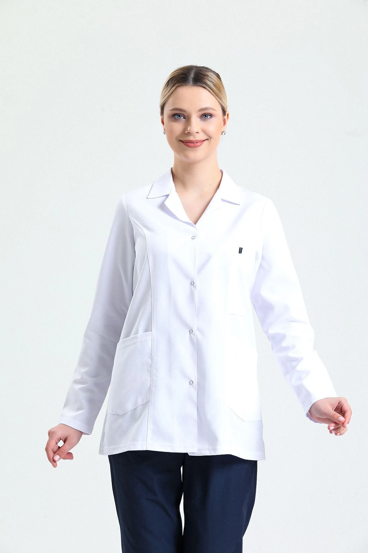 Beyaz Kadın Kısa Önlük – Gömlek Yaka Doktor, Hemşire, Diş Hekimi ve Sağlık Personeli İçin Antibakteriyel Medikal Üniforma | Rahat, Dayanıklı, Profesyonel Görünüm
