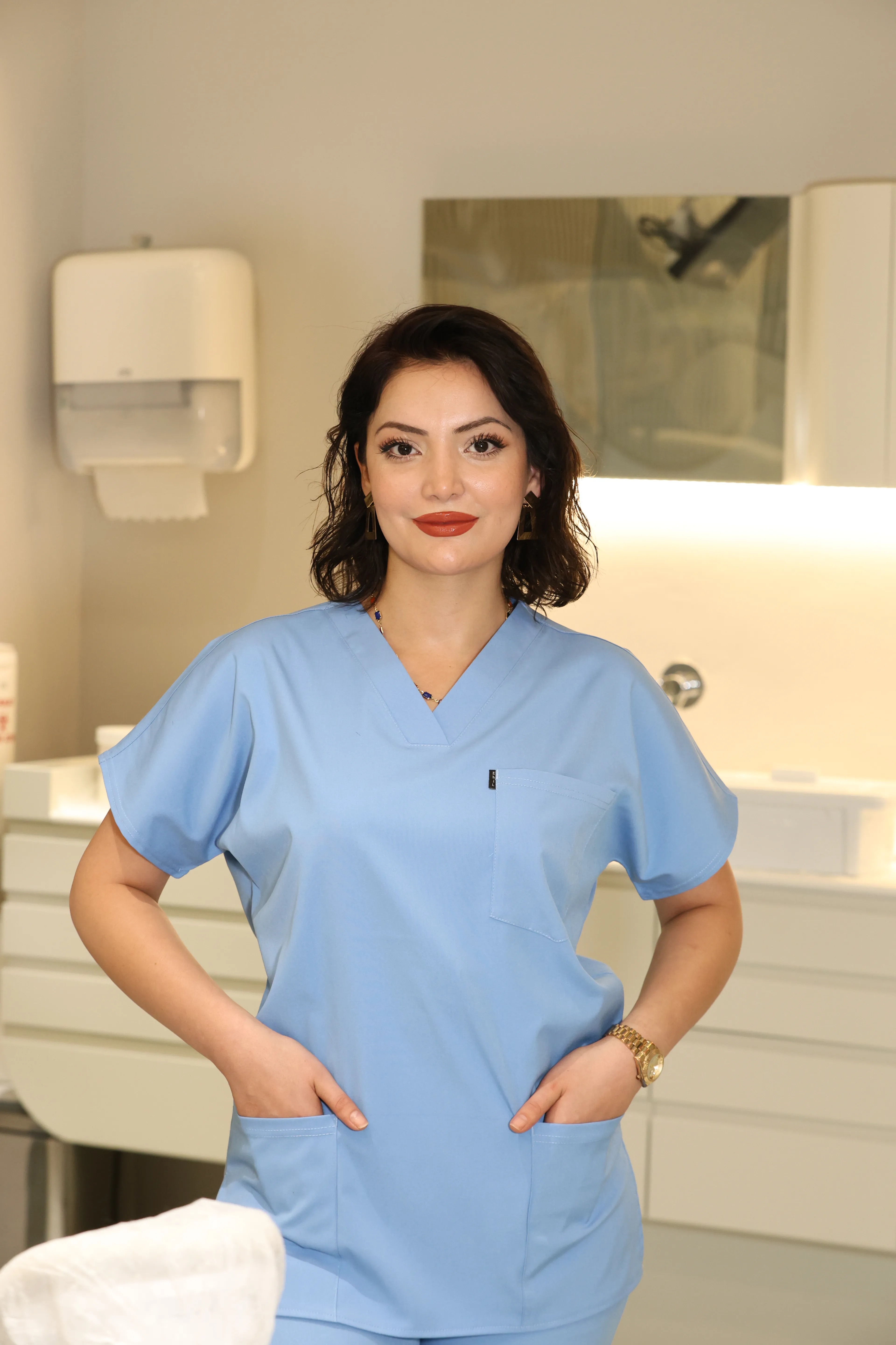 Bebe Mavi Scrubs Tek Üst – V Yaka Antibakteriyel Medikal Doktor ve Hemşire Forması