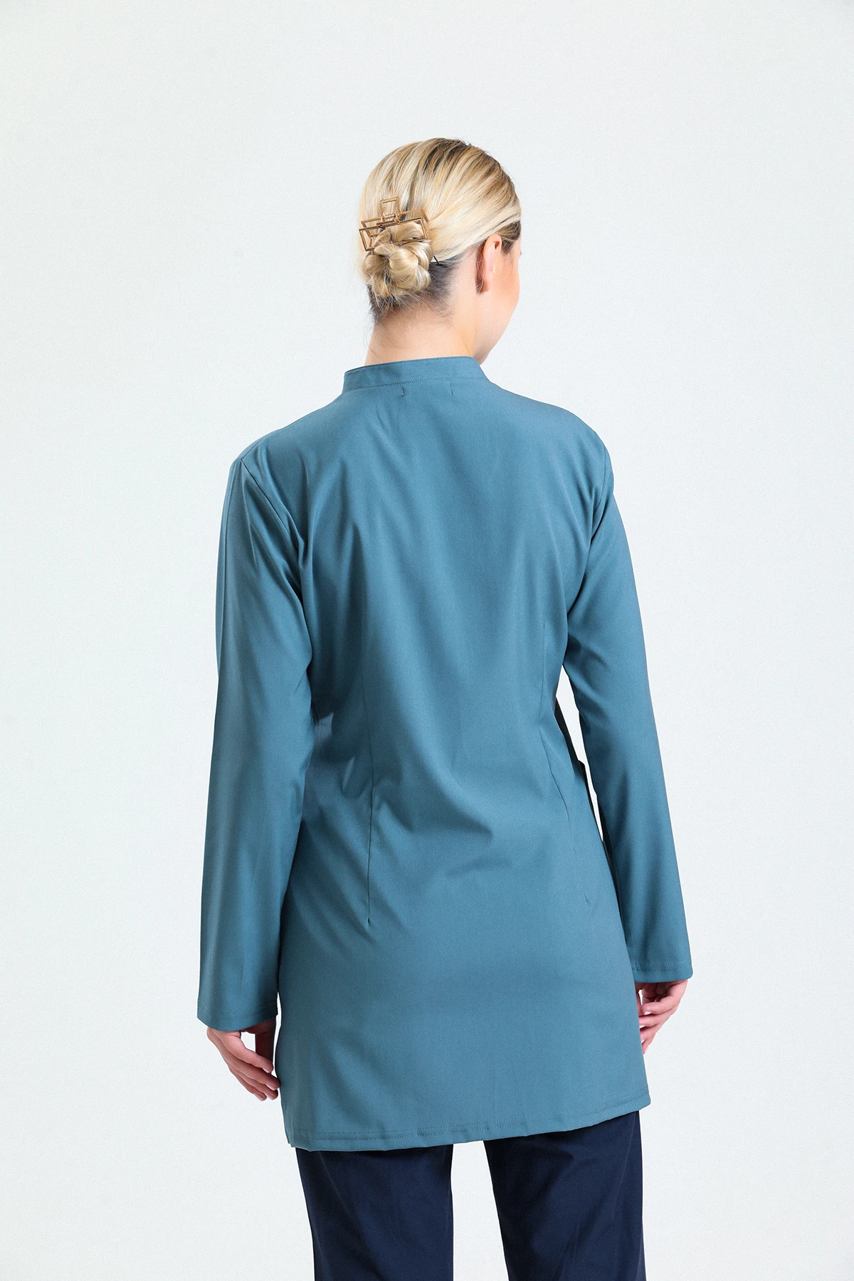 Çam Yeşili Tesettür Tek Üst Scrubs – Hakim Yaka Antibakteriyel Medikal Hemşire ve Doktor Forması