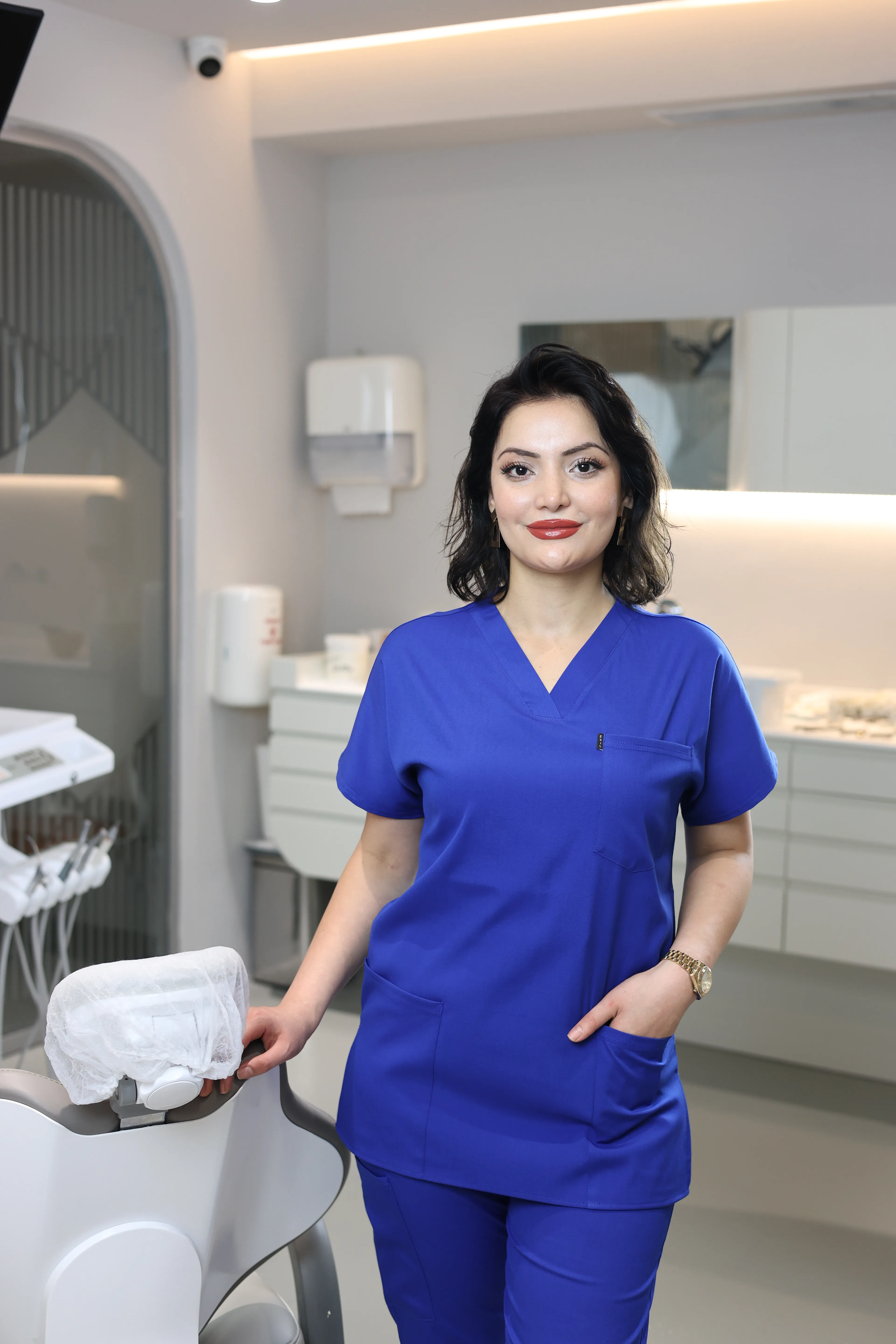 Saks Mavi Medikal V Yaka Scrubs Takımı – Antibakteriyel, Nefes Alabilir Kumaş