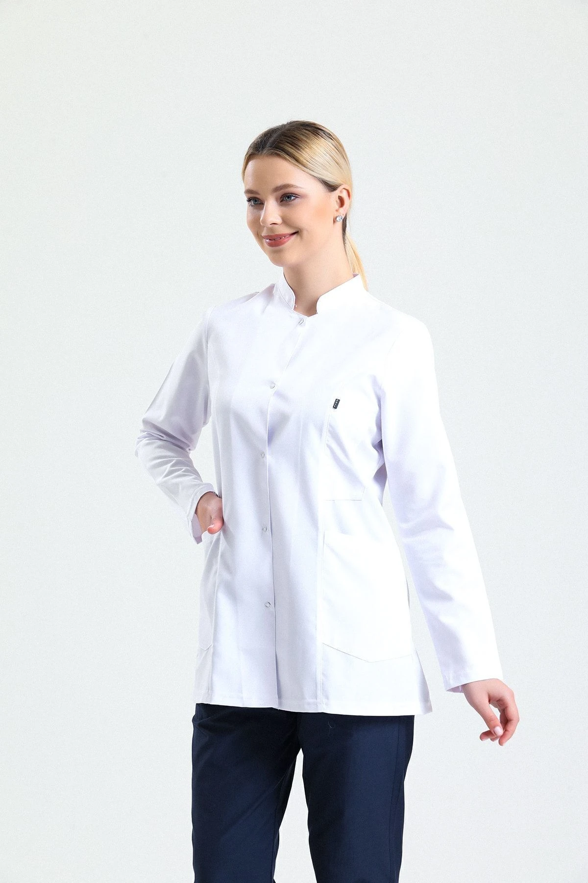 Beyaz Kadın Kısa Önlük – Hakim Yaka Doktor, Hemşire, Diş Hekimi ve Sağlık Personeli İçin Antibakteriyel Medikal Üniforma | Rahat, Dayanıklı, Profesyonel Görünüm