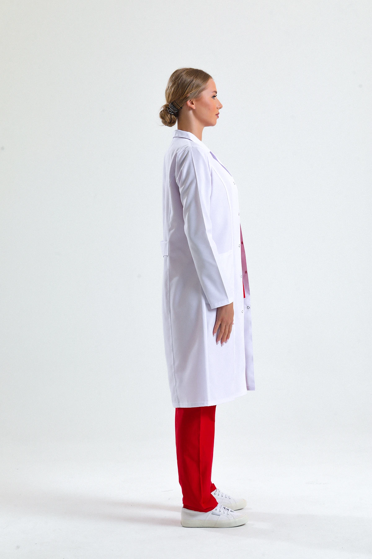 Beyaz Tesettür Kadın Uzun Önlük – Gömlek Yaka Doktor, Hemşire, Diş Hekimi ve Sağlık Personeli İçin Antibakteriyel Medikal Üniforma 105 Cm | Profesyonel, Rahat ve Dayanıklı Kumaş