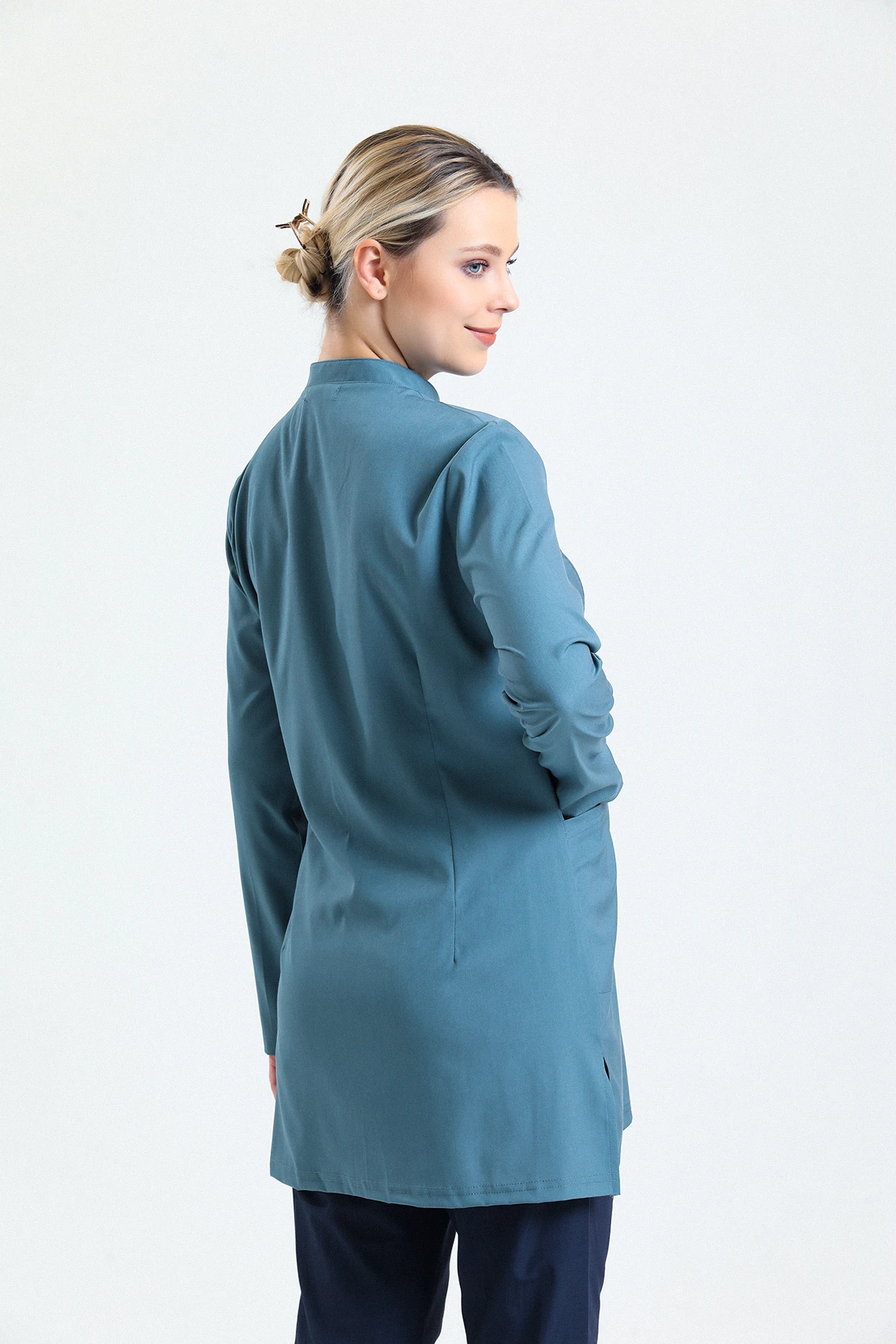 Çam Yeşili Tesettür Tek Üst Scrubs – Hakim Yaka Antibakteriyel Medikal Hemşire ve Doktor Forması