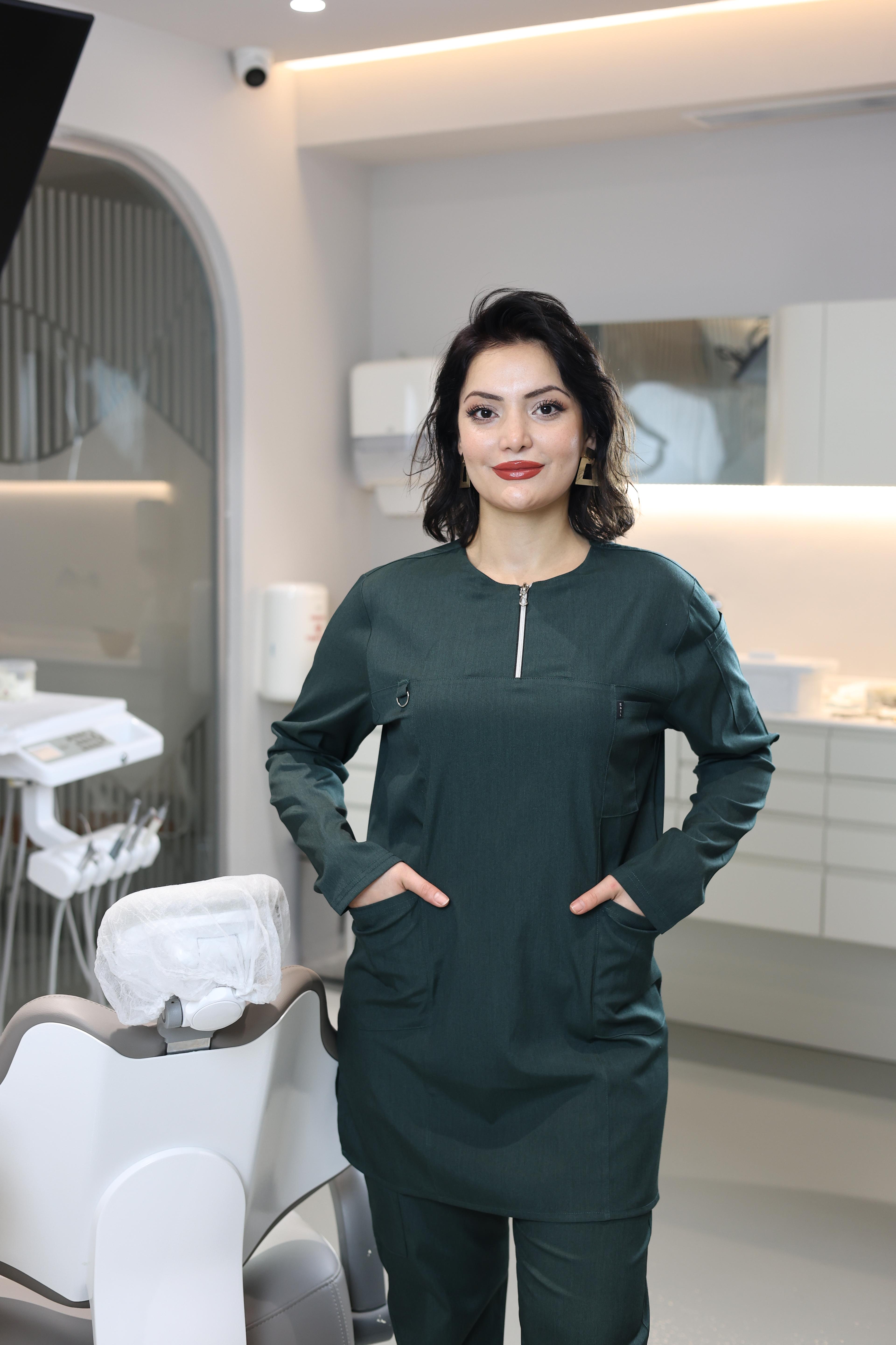 Zümrüt Yeşili Tesettür Medikal Scrubs Takımı – Antibakteriyel, Nefes Alabilir, Rahat ve Şık Sağlık Personeli Üniforması