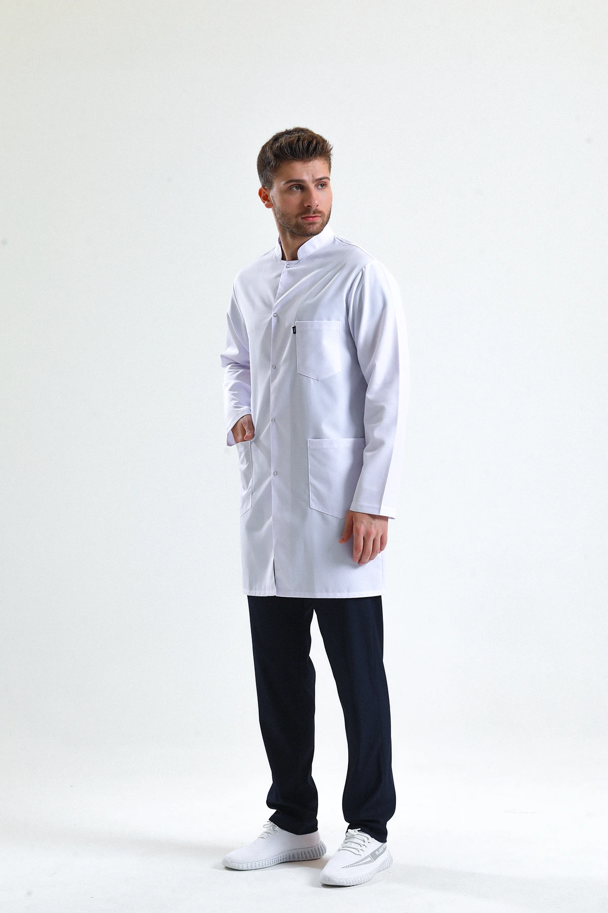 Beyaz Erkek Uzun Önlük – Hakim Yaka Doktor, Hemşire, Diş Hekimi ve Sağlık Personeli İçin Antibakteriyel Medikal Üniforma | Profesyonel, Rahat ve Dayanıklı Kumaş