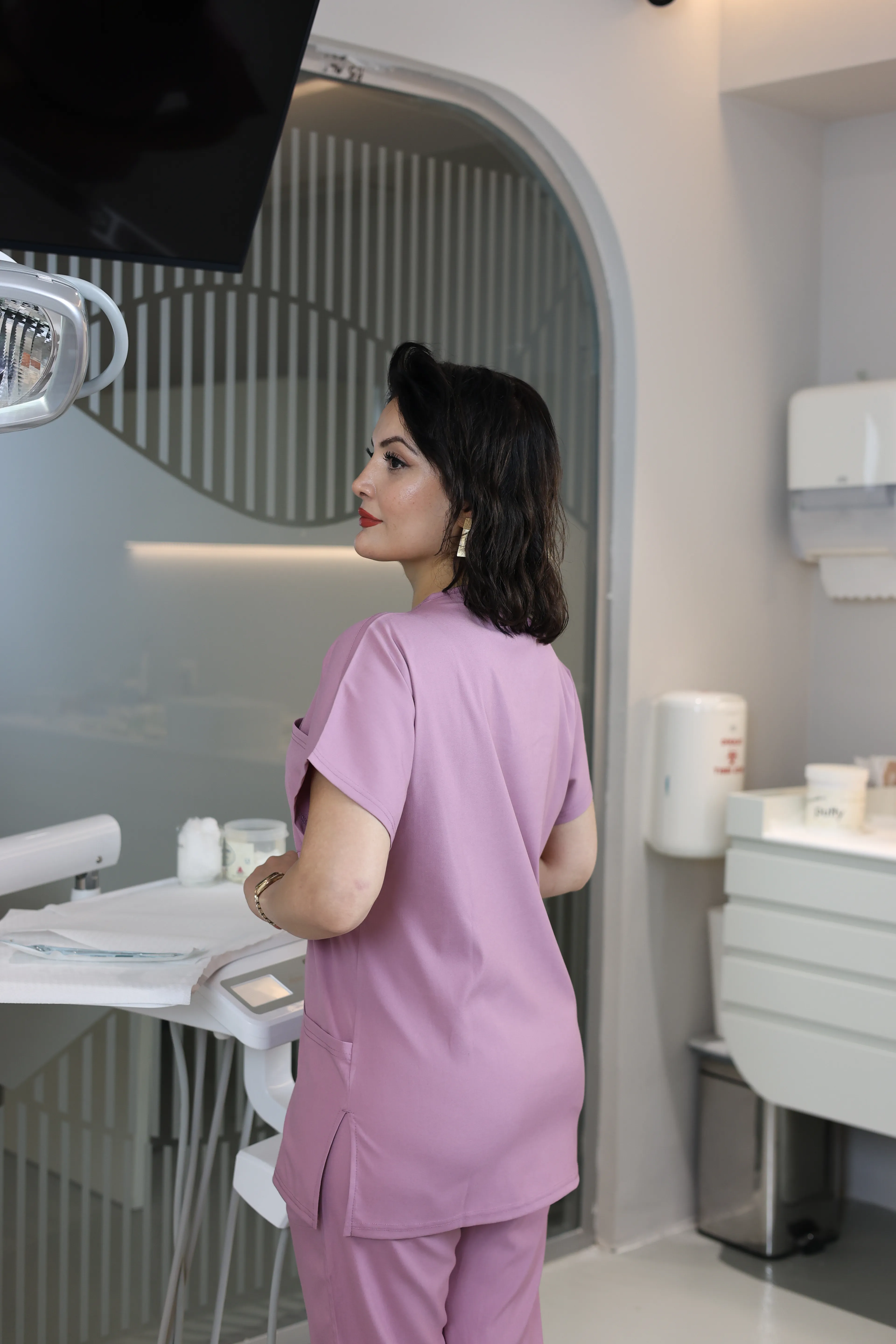 Gül Kurusu Scrubs Tek Üst – V Yaka Antibakteriyel Medikal Doktor ve Hemşire Forması