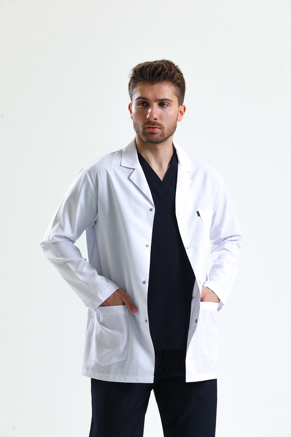 Beyaz Erkek Kısa Önlük – Gömlek Yaka Doktor, Hemşire, Diş Hekimi ve Sağlık Personeli İçin Antibakteriyel Medikal Üniforma | Rahat, Dayanıklı, Profesyonel Görünüm