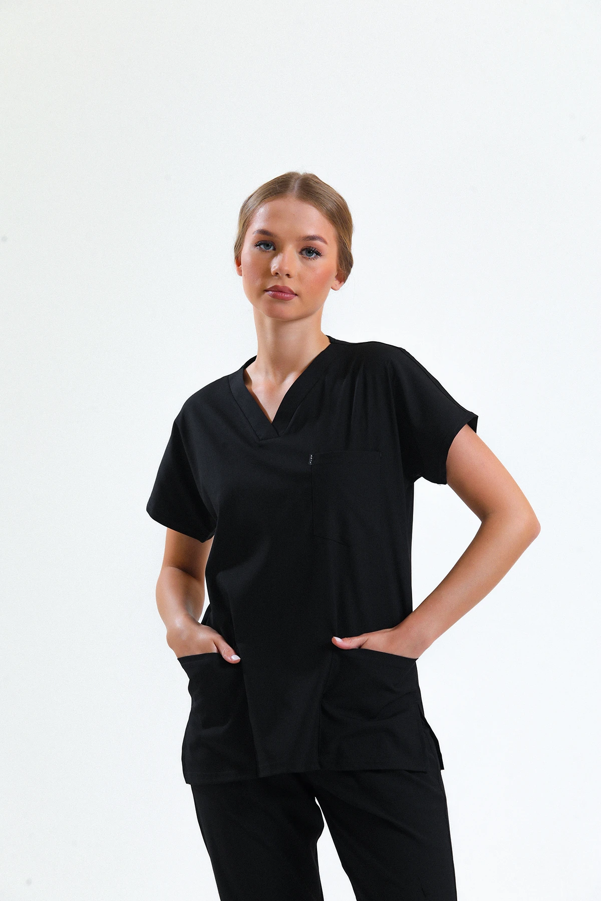 Siyah Medikal V Yaka Scrubs Takımı – Antibakteriyel, Nefes Alabilir Kumaş