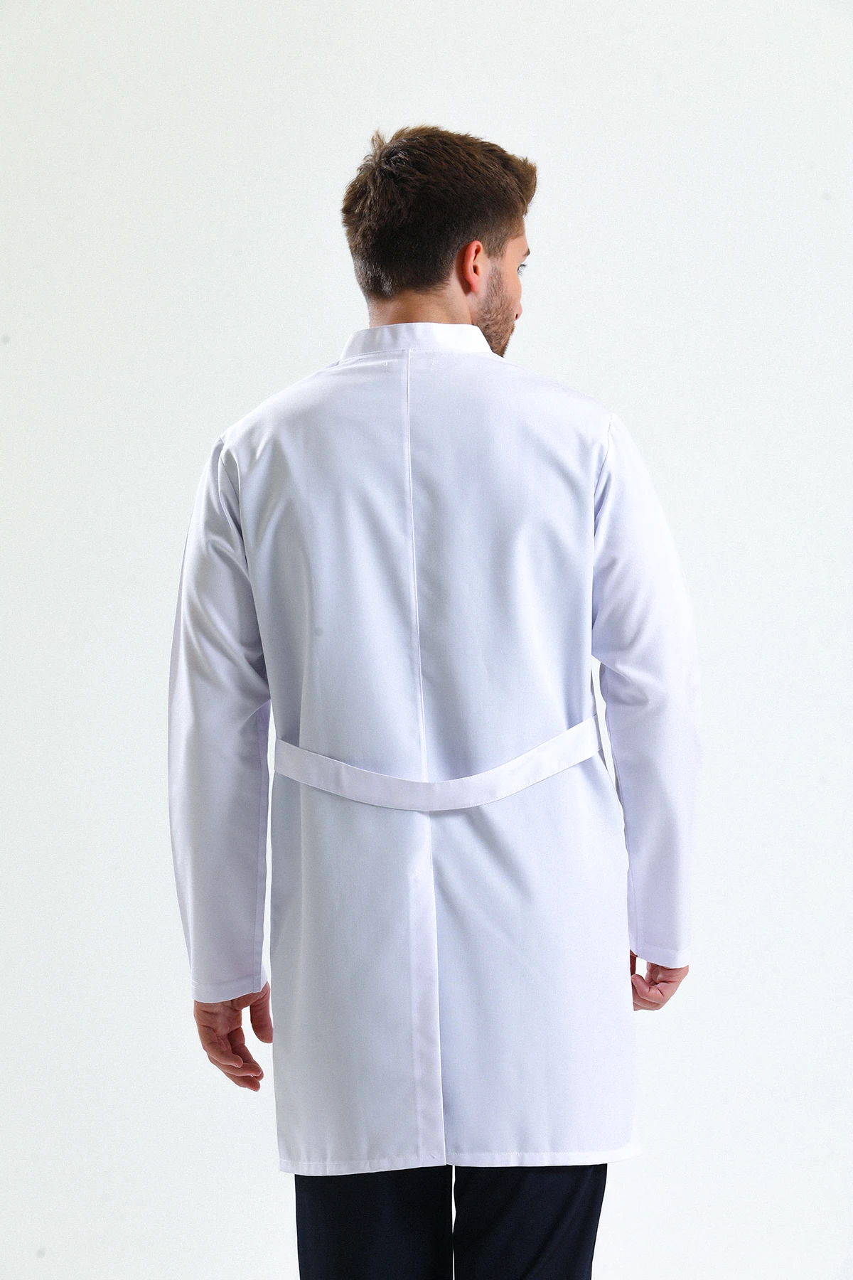 Beyaz Erkek Uzun Önlük – Gömlek Yaka Doktor, Hemşire, Diş Hekimi ve Sağlık Personeli İçin Antibakteriyel Medikal Üniforma | Rahat, Dayanıklı, Profesyonel Görünüm