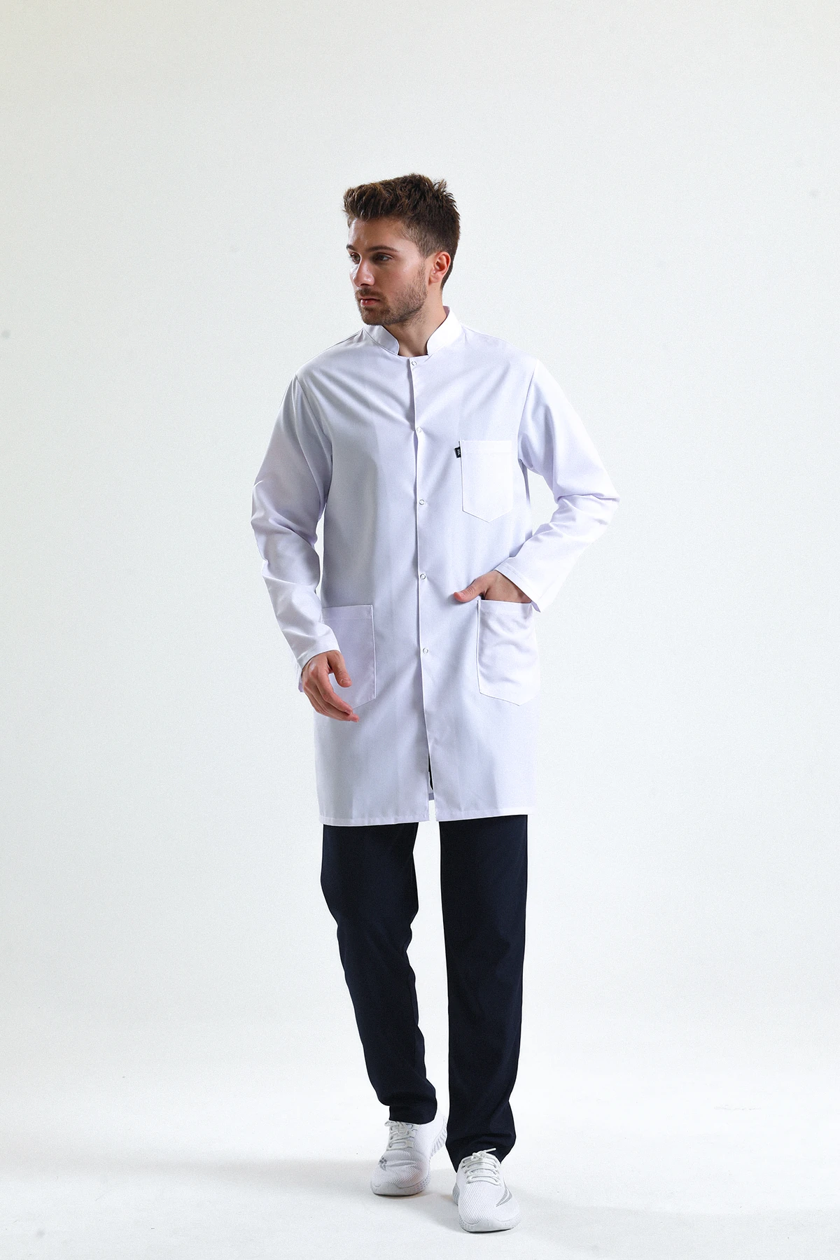 Beyaz Erkek Uzun Önlük – Hakim Yaka Doktor, Hemşire, Diş Hekimi ve Sağlık Personeli İçin Antibakteriyel Medikal Üniforma | Profesyonel, Rahat ve Dayanıklı Kumaş