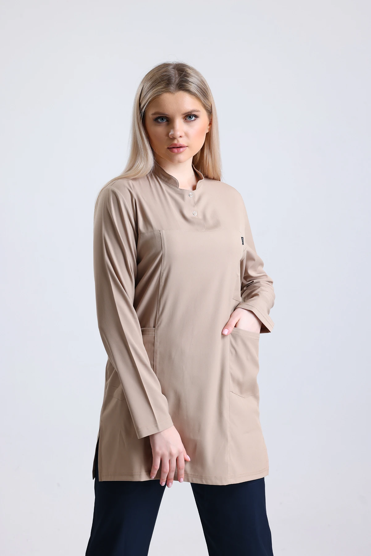 Bej Tesettür Tek Üst Scrubs – Hakim Yaka Antibakteriyel Medikal Hemşire ve Doktor Forması