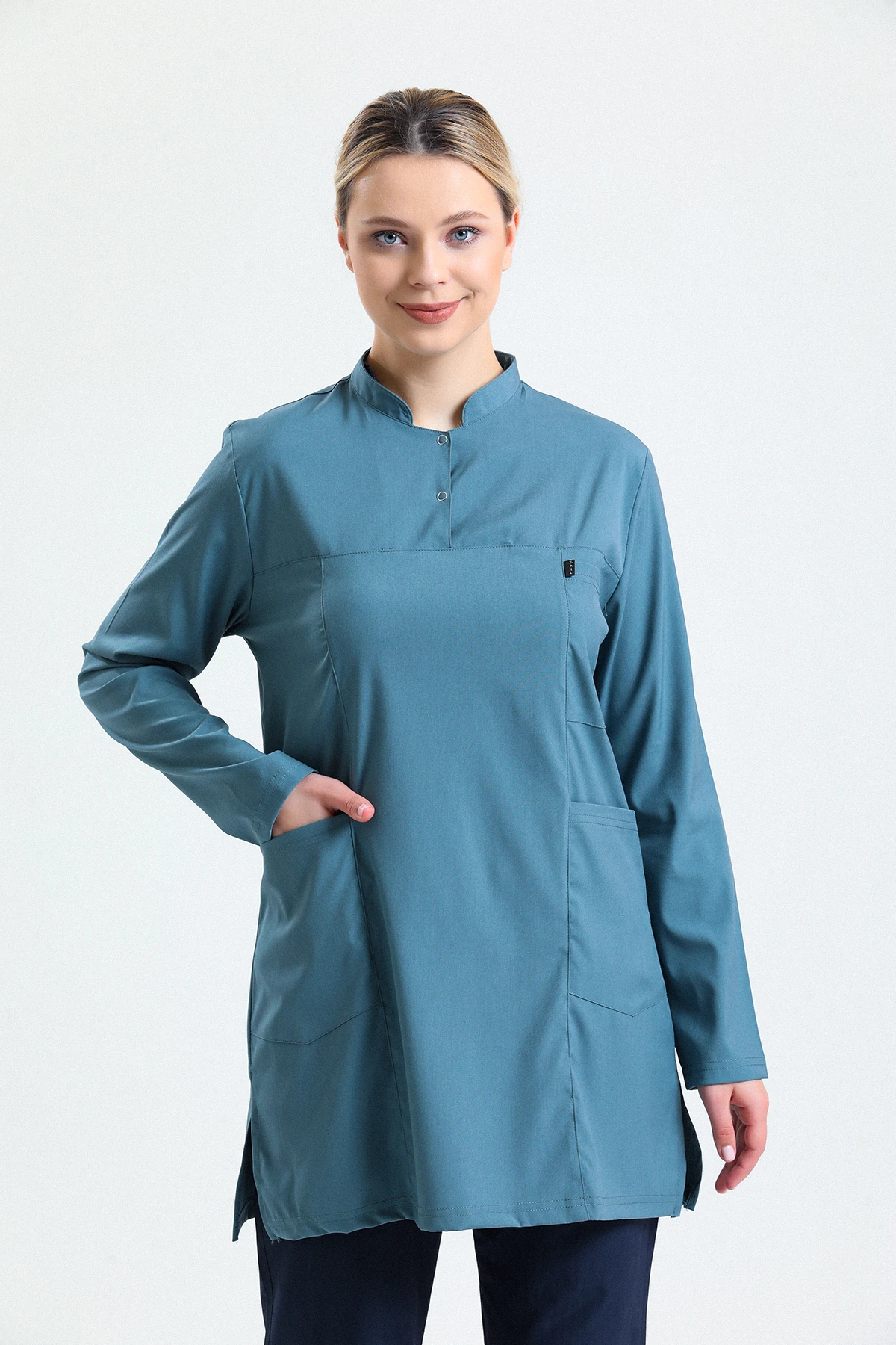 Çam Yeşili Tesettür Tek Üst Scrubs – Hakim Yaka Antibakteriyel Medikal Hemşire ve Doktor Forması