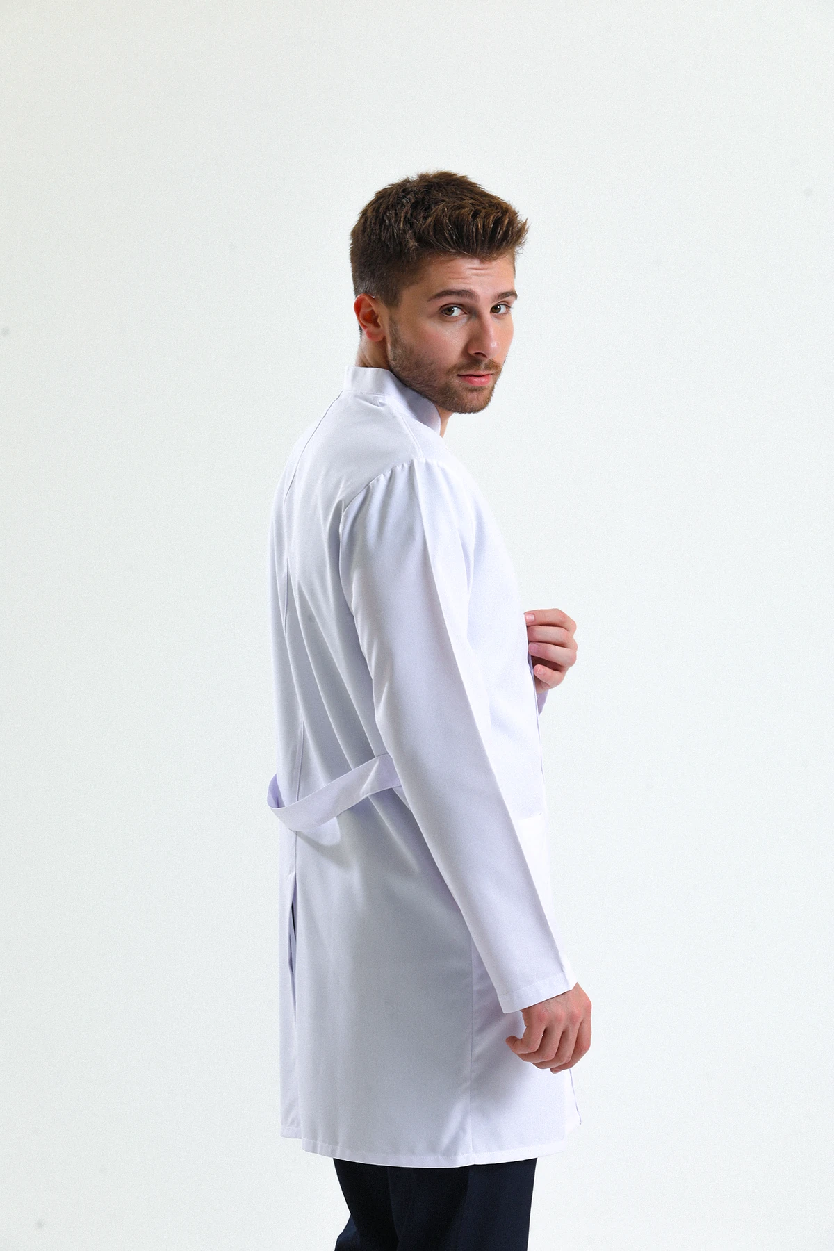 Beyaz Erkek Uzun Önlük – Gömlek Yaka Doktor, Hemşire, Diş Hekimi ve Sağlık Personeli İçin Antibakteriyel Medikal Üniforma | Rahat, Dayanıklı, Profesyonel Görünüm