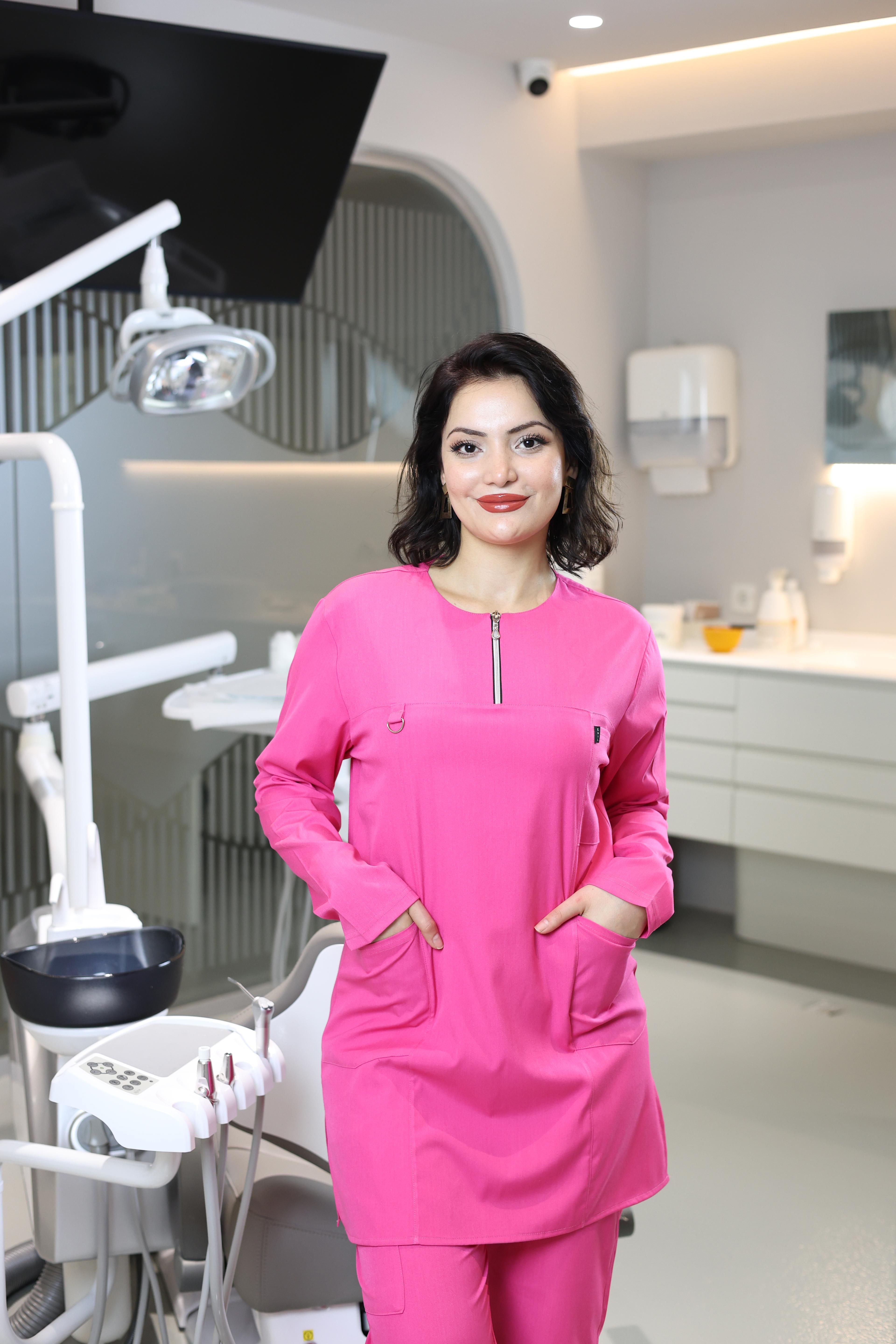 Fuşya Tesettür Medikal Scrubs Takımı – Antibakteriyel, Nefes Alabilir, Rahat ve Şık Sağlık Personeli Üniforması
