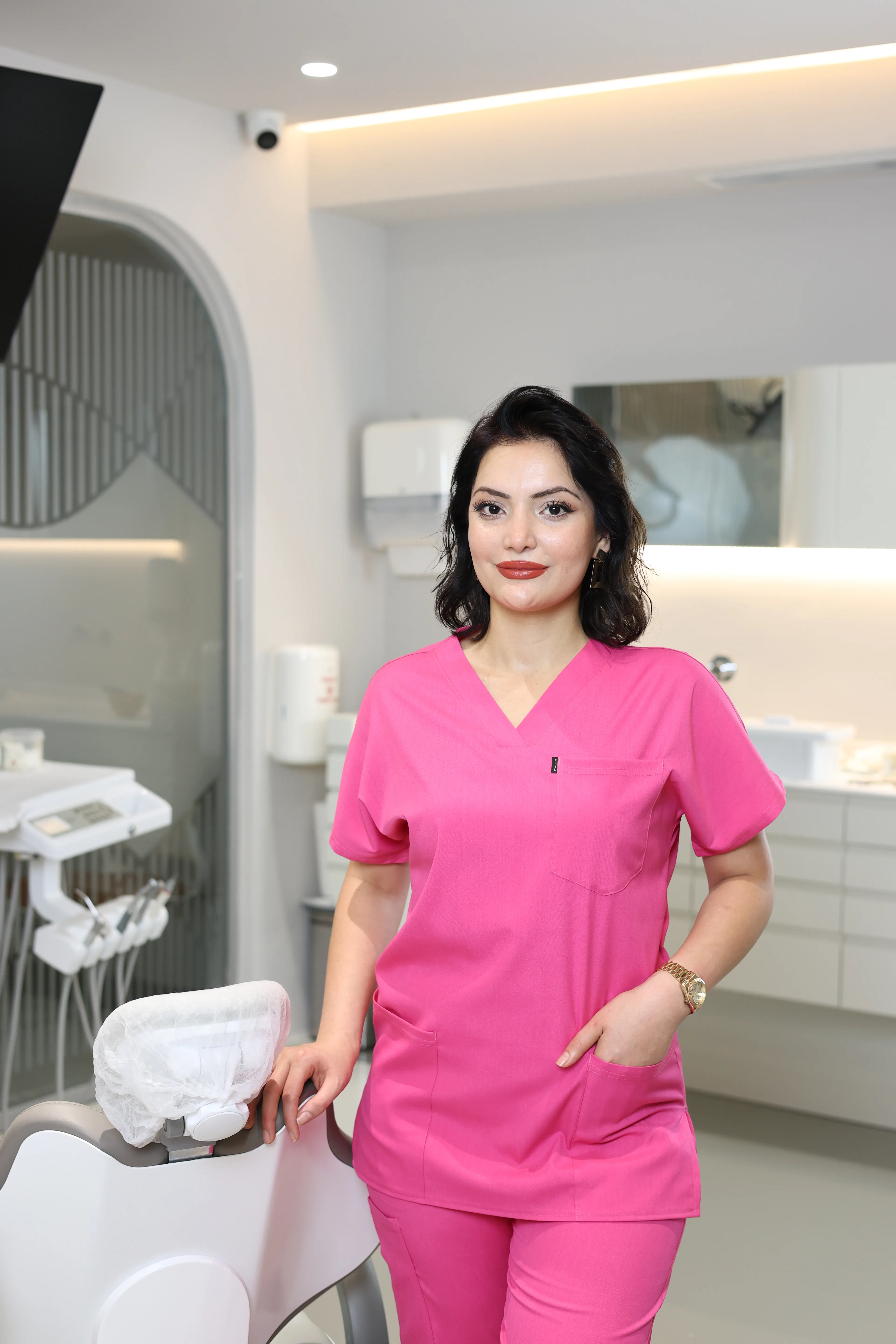 Pembe Hemşire Forması Takımı – Antibakteriyel Medikal Üniforma V Yaka Scrubs