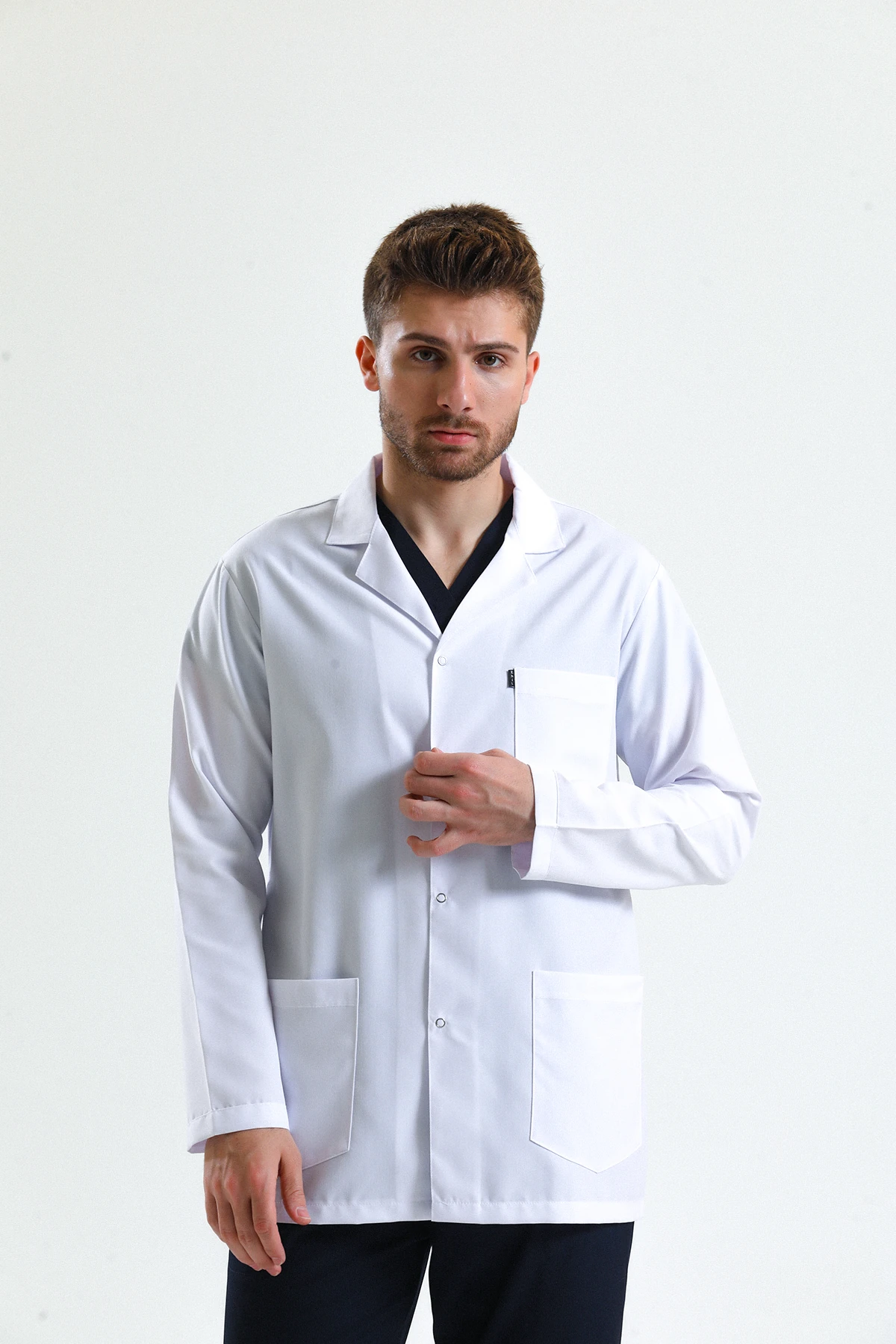 Beyaz Erkek Kısa Önlük – Gömlek Yaka Doktor, Hemşire, Diş Hekimi ve Sağlık Personeli İçin Antibakteriyel Medikal Üniforma | Rahat, Dayanıklı, Profesyonel Görünüm