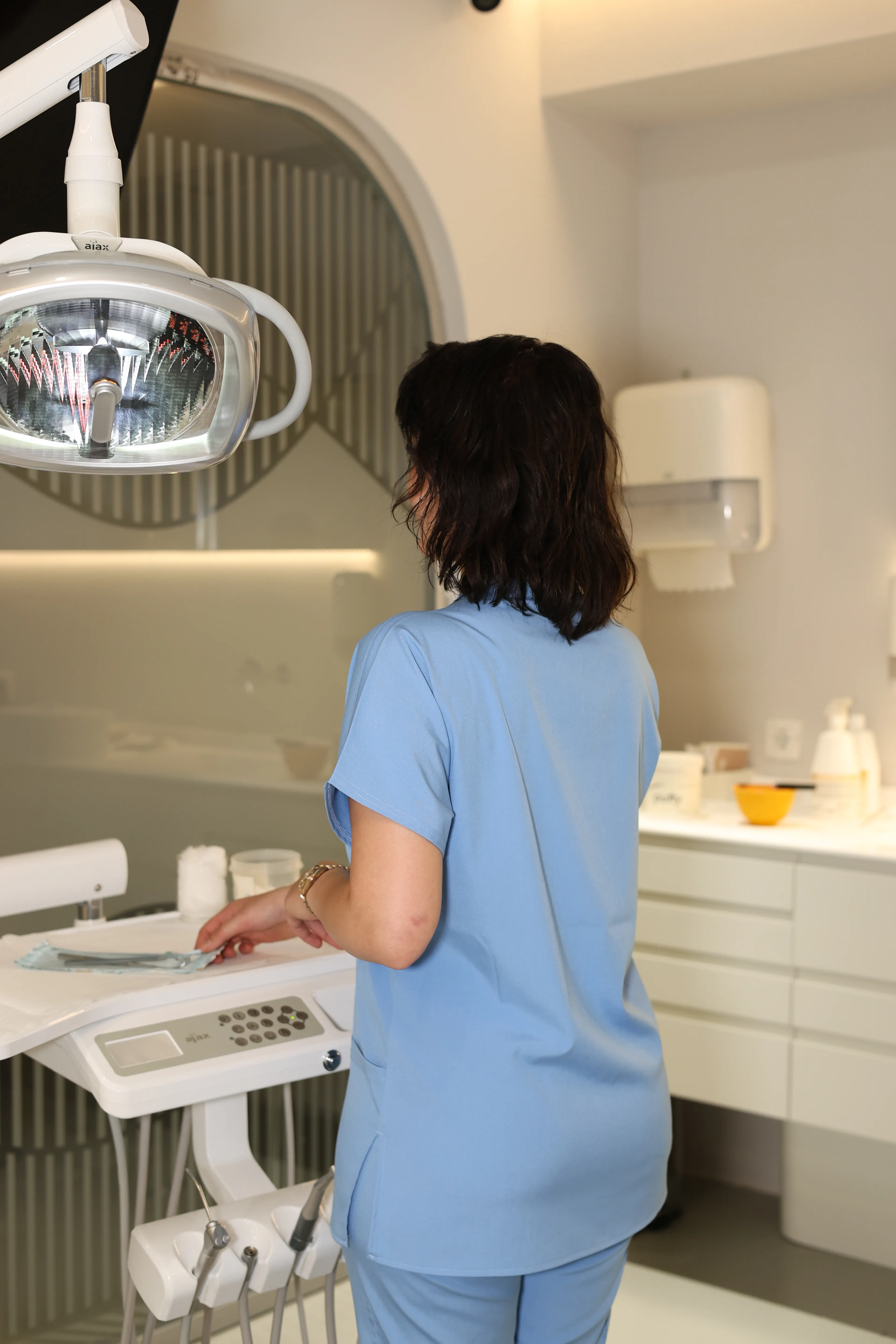 Bebe Mavi Scrubs Tek Üst – V Yaka Antibakteriyel Medikal Doktor ve Hemşire Forması