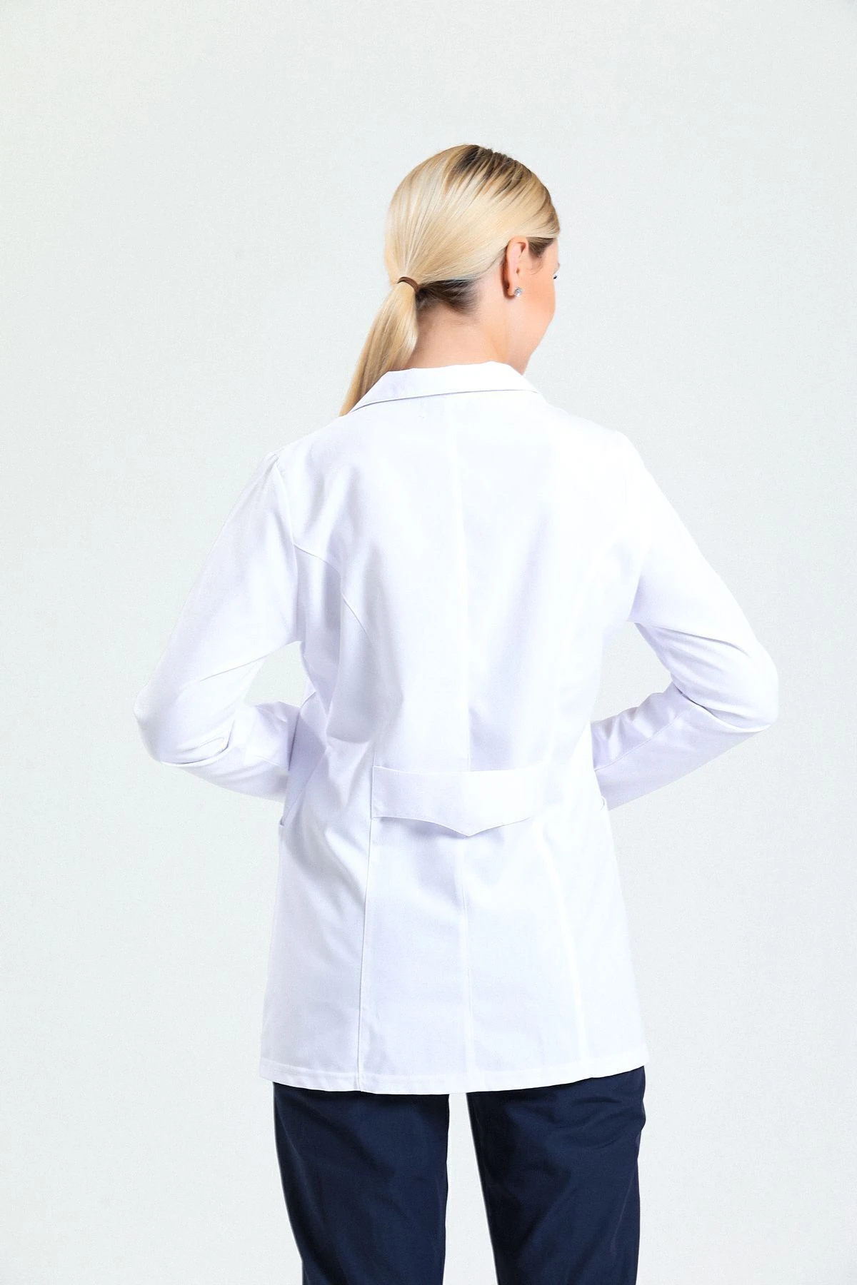 Beyaz Kadın Kısa Önlük – Gömlek Yaka Doktor, Hemşire, Diş Hekimi ve Sağlık Personeli İçin Antibakteriyel Medikal Üniforma | Rahat, Dayanıklı, Profesyonel Görünüm