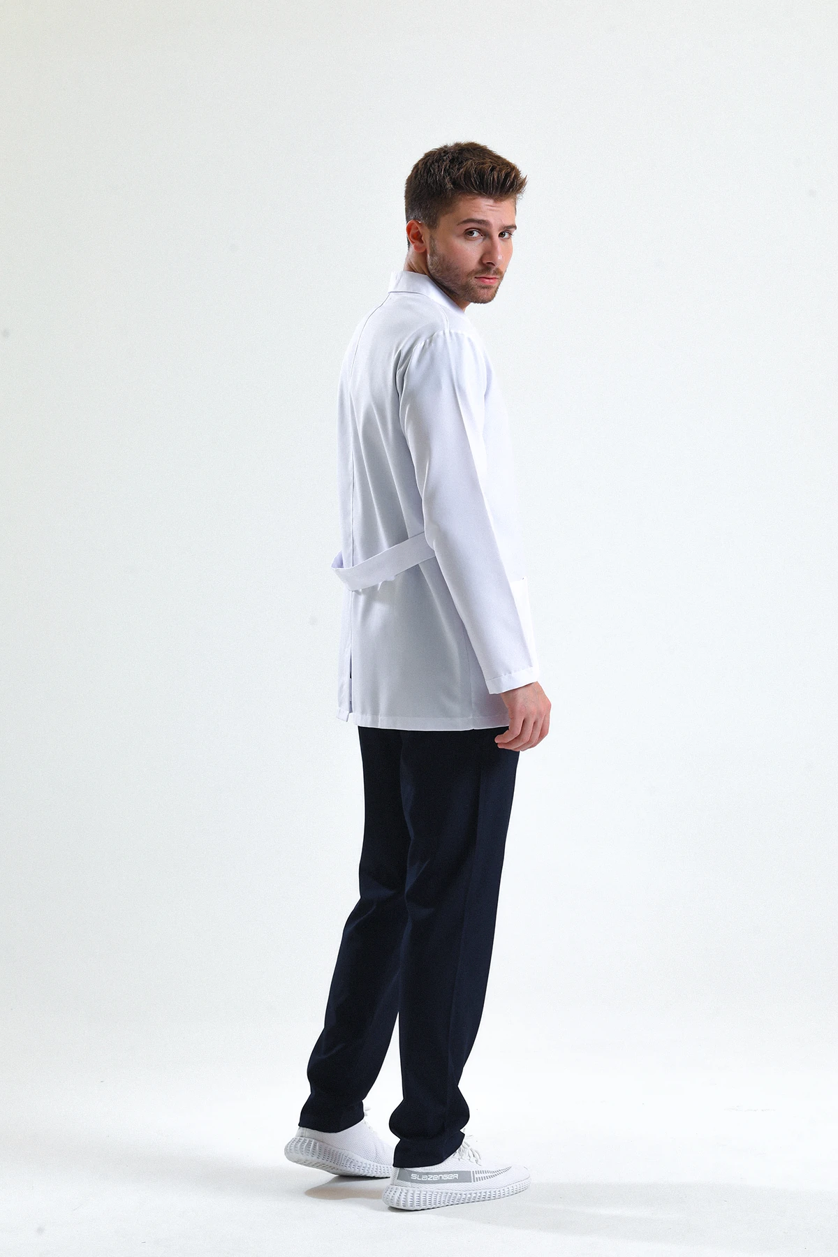 Beyaz Erkek Kısa Önlük – Gömlek Yaka Doktor, Hemşire, Diş Hekimi ve Sağlık Personeli İçin Antibakteriyel Medikal Üniforma | Rahat, Dayanıklı, Profesyonel Görünüm