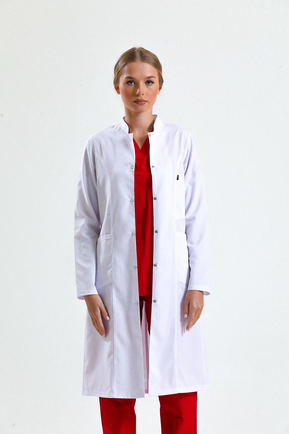 Beyaz Tesettür Kadın Uzun Önlük – Gömlek Yaka Doktor, Hemşire, Diş Hekimi ve Sağlık Personeli İçin Antibakteriyel Medikal Üniforma 105 Cm | Profesyonel, Rahat ve Dayanıklı Kumaş