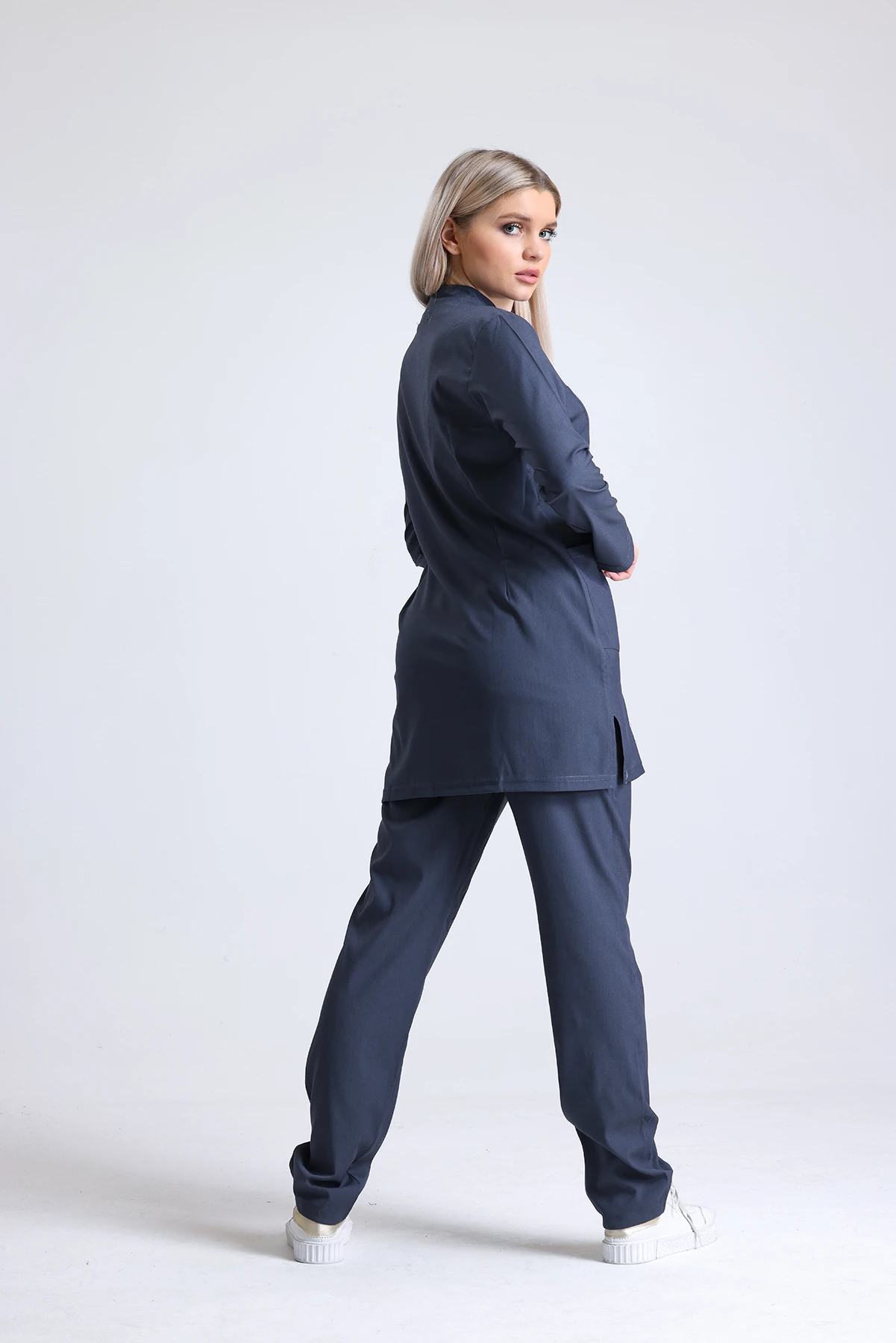 Antrasit Tesettür Tek Üst Scrubs – Hakim Yaka Antibakteriyel Medikal Hemşire ve Doktor Forması