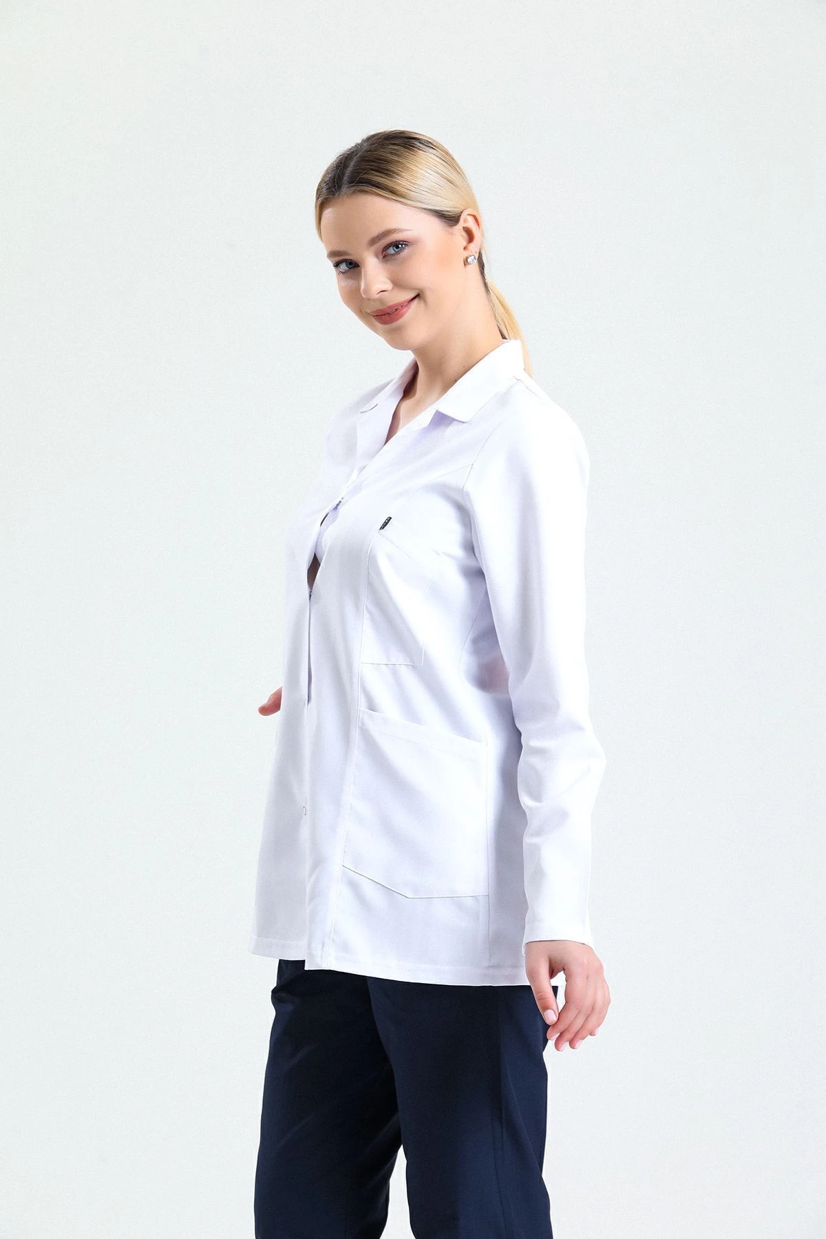 Beyaz Kadın Kısa Önlük – Gömlek Yaka Doktor, Hemşire, Diş Hekimi ve Sağlık Personeli İçin Antibakteriyel Medikal Üniforma | Rahat, Dayanıklı, Profesyonel Görünüm