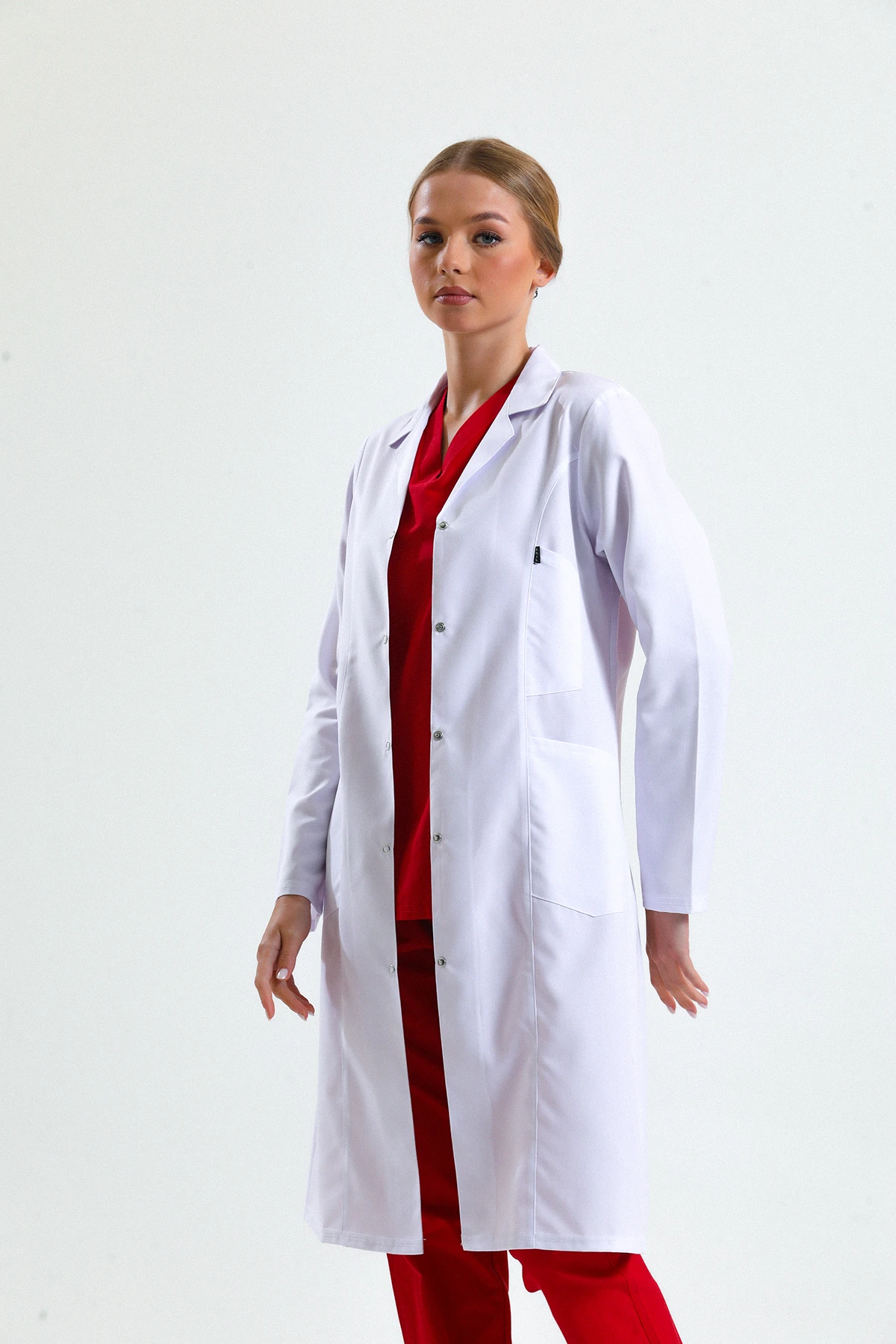 Beyaz Tesettür Kadın Uzun Önlük – Gömlek Yaka Doktor, Hemşire, Diş Hekimi ve Sağlık Personeli İçin Antibakteriyel Medikal Üniforma 105 Cm | Profesyonel, Rahat ve Dayanıklı Kumaş