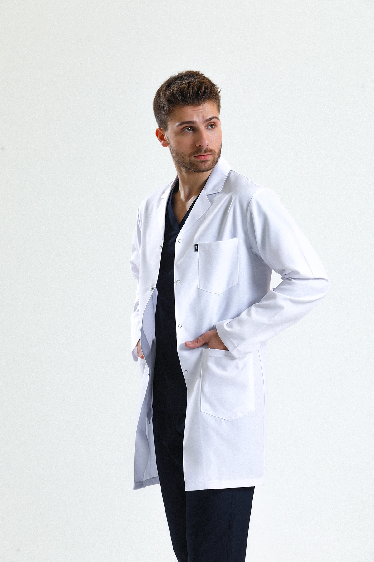 Beyaz Erkek Uzun Önlük – Gömlek Yaka Doktor, Hemşire, Diş Hekimi ve Sağlık Personeli İçin Antibakteriyel Medikal Üniforma | Rahat, Dayanıklı, Profesyonel Görünüm