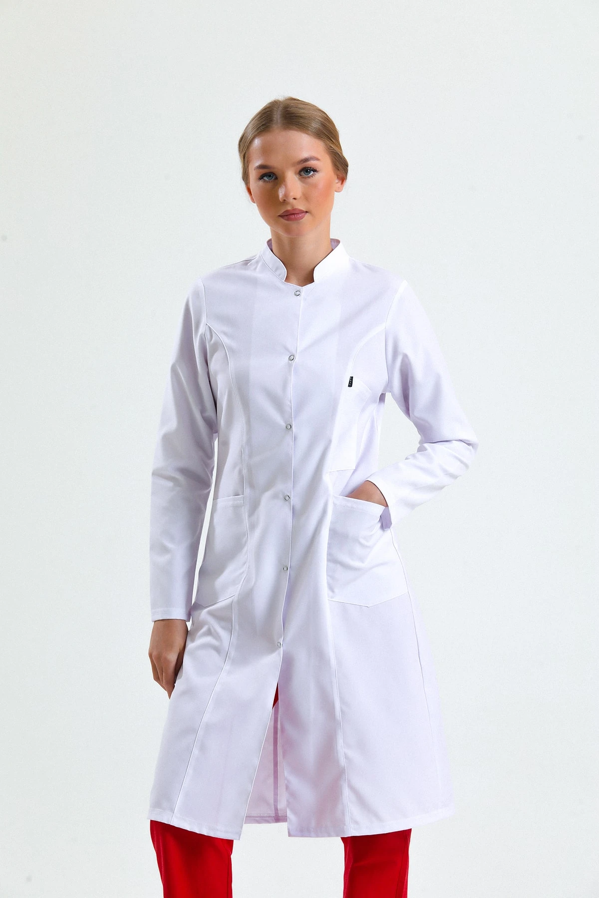 Beyaz Tesettür Kadın Uzun Önlük – Hakim Yaka Doktor, Hemşire, Diş Hekimi ve Sağlık Personeli İçin Antibakteriyel Medikal Üniforma 105 Cm | Profesyonel, Rahat ve Dayanıklı Kumaş