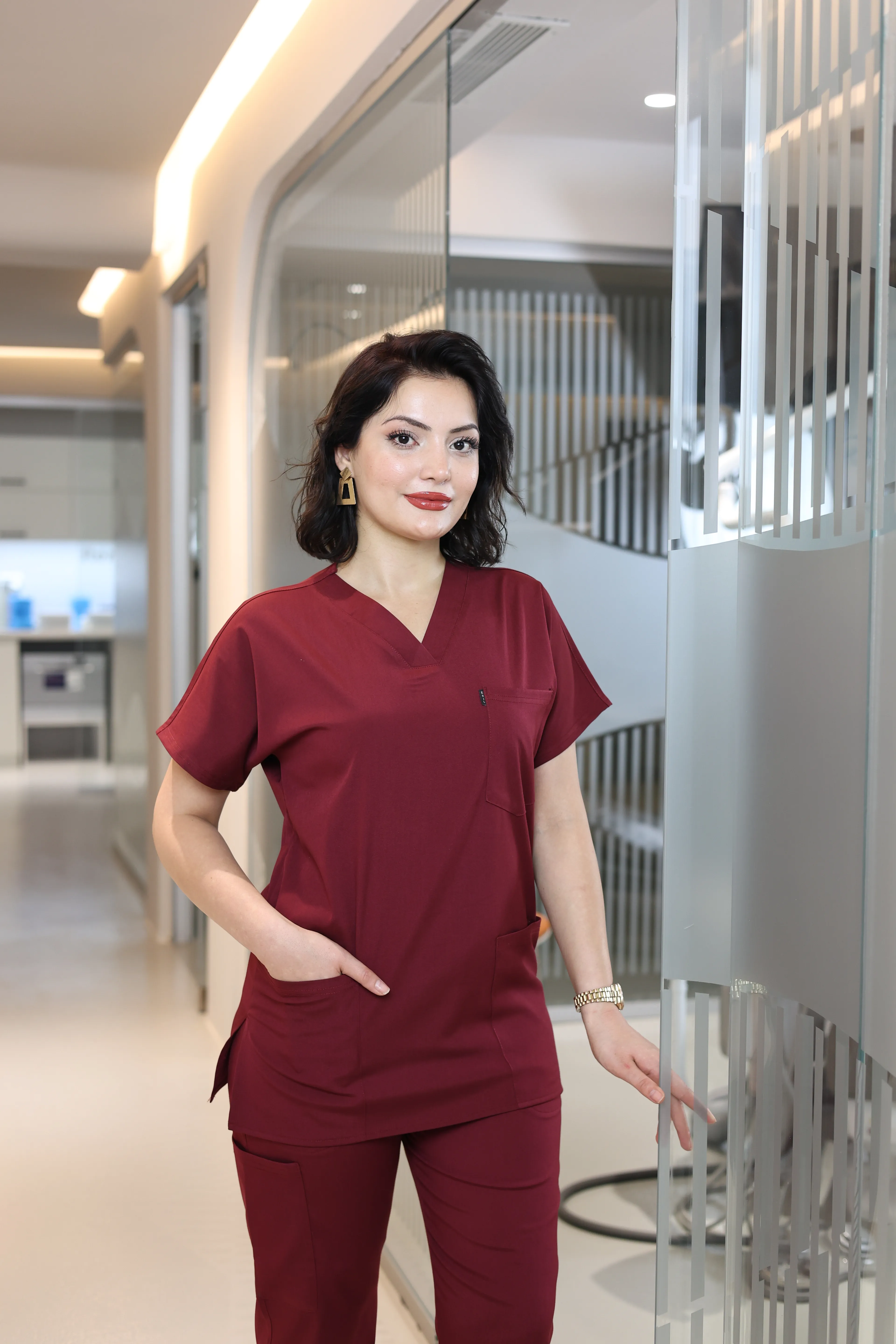 Bordo Scrubs Tek Üst – V Yaka Antibakteriyel Medikal Doktor ve Hemşire Forması