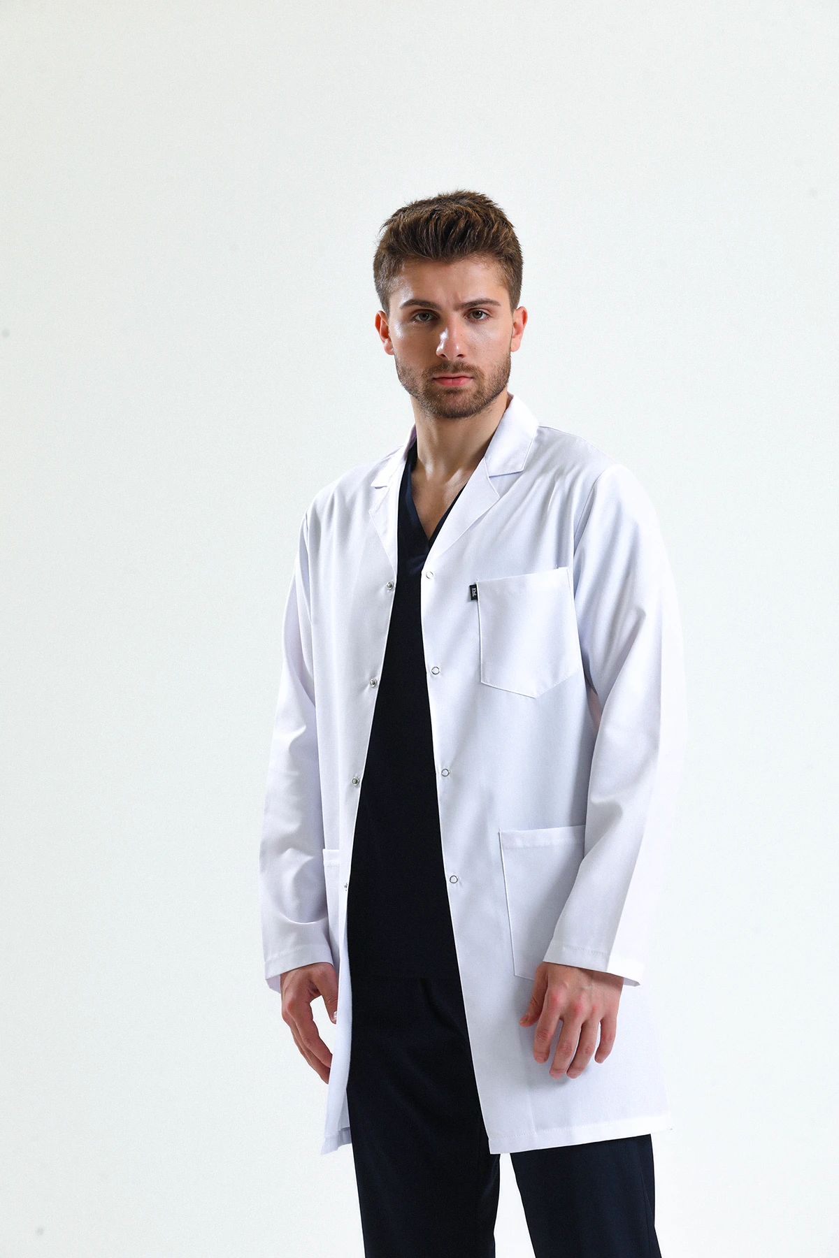 Beyaz Erkek Uzun Önlük – Gömlek Yaka Doktor, Hemşire, Diş Hekimi ve Sağlık Personeli İçin Antibakteriyel Medikal Üniforma | Rahat, Dayanıklı, Profesyonel Görünüm