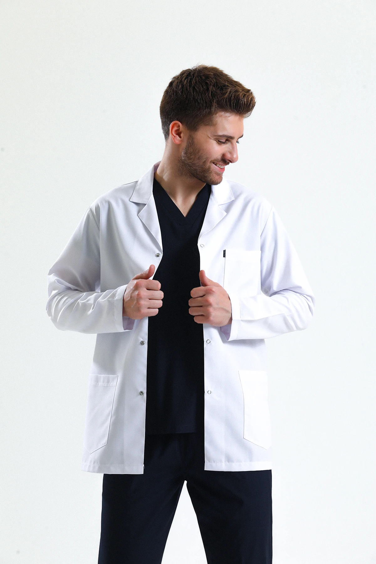 Beyaz Erkek Kısa Önlük – Gömlek Yaka Doktor, Hemşire, Diş Hekimi ve Sağlık Personeli İçin Antibakteriyel Medikal Üniforma | Rahat, Dayanıklı, Profesyonel Görünüm