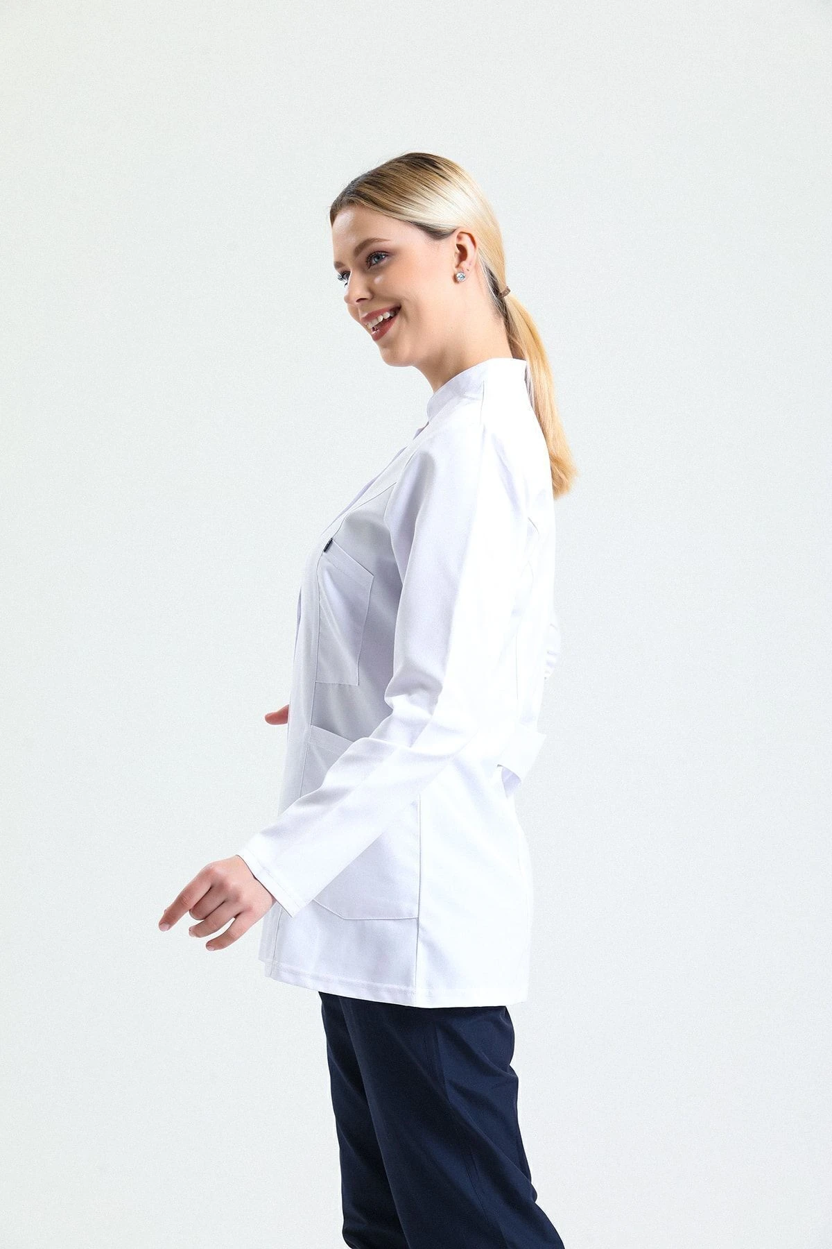 Beyaz Kadın Kısa Önlük – Hakim Yaka Doktor, Hemşire, Diş Hekimi ve Sağlık Personeli İçin Antibakteriyel Medikal Üniforma | Rahat, Dayanıklı, Profesyonel Görünüm