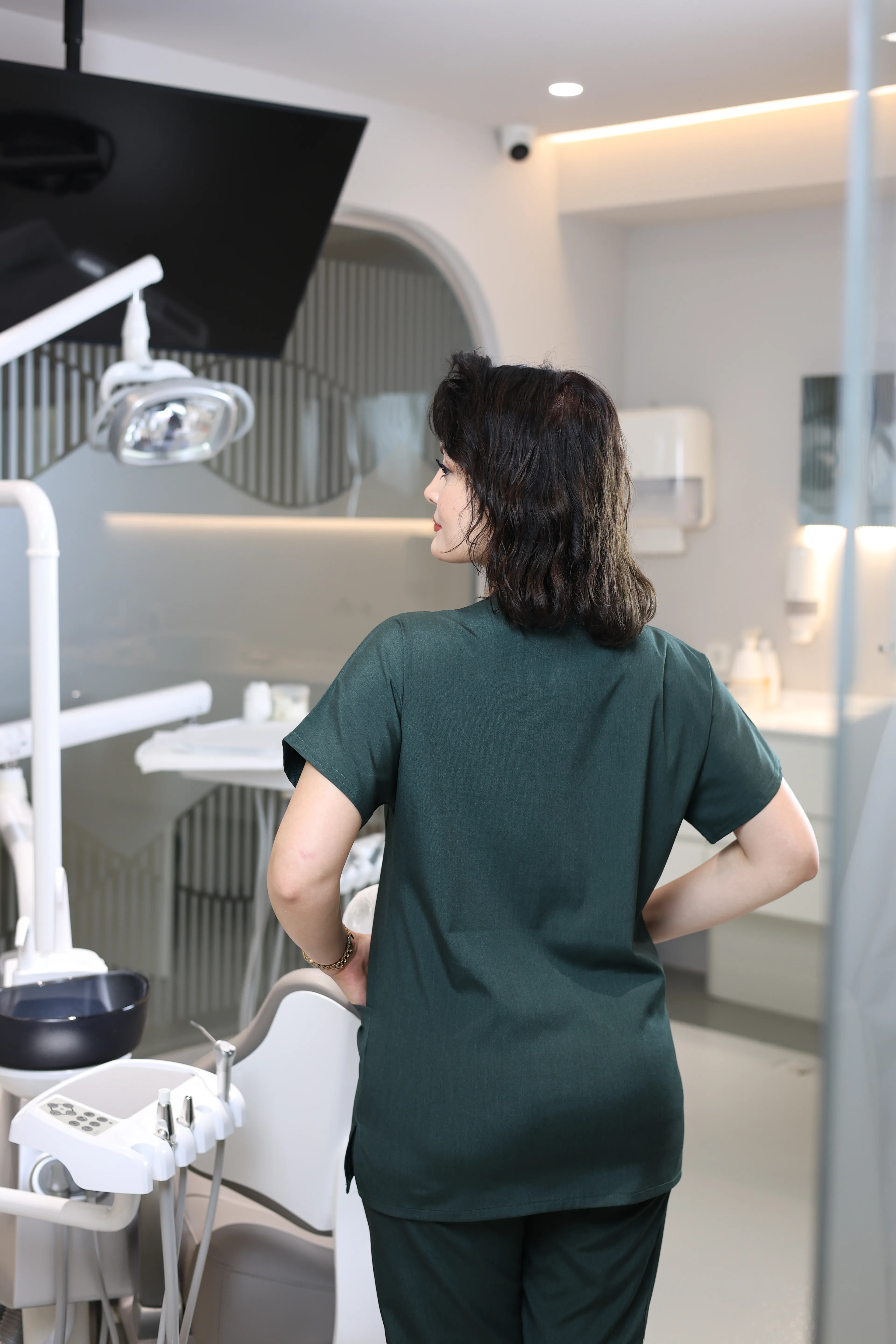 Koyu Yeşil Scrubs Tek Üst – V Yaka Antibakteriyel Medikal Doktor ve Hemşire Forması