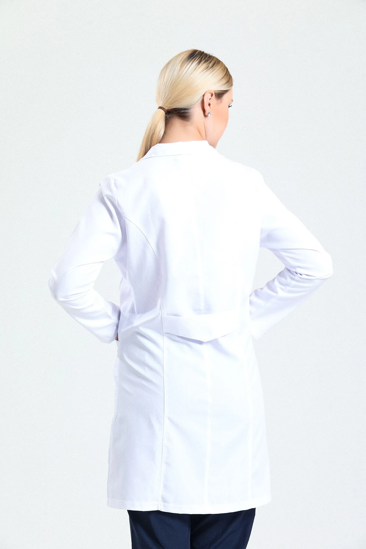 Beyaz Kadın Uzun Önlük – Gömlek Yaka Doktor, Hemşire, Diş Hekimi ve Sağlık Personeli İçin Antibakteriyel Medikal Üniforma | Rahat, Dayanıklı, Profesyonel Görünüm