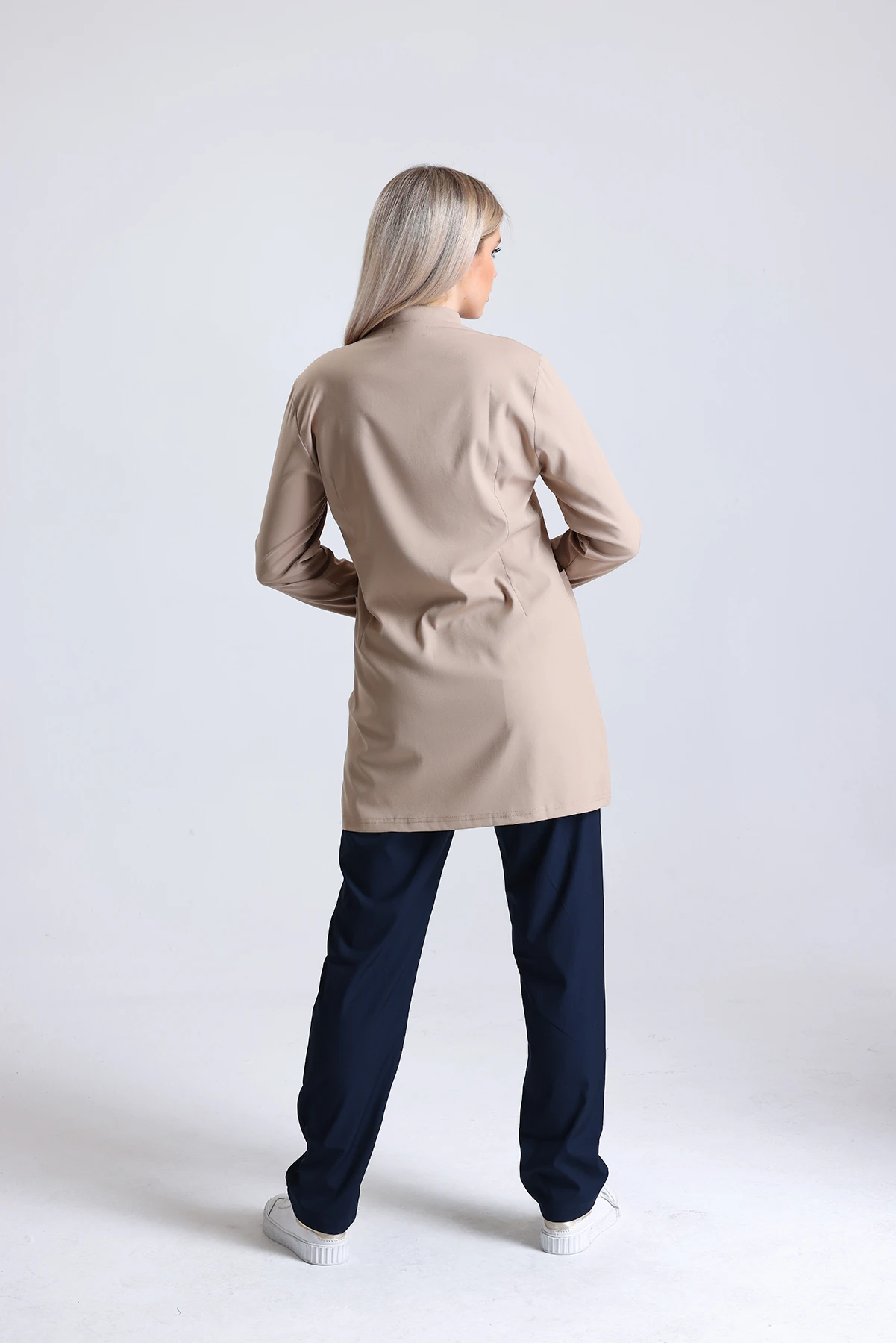 Bej Tesettür Tek Üst Scrubs – Hakim Yaka Antibakteriyel Medikal Hemşire ve Doktor Forması