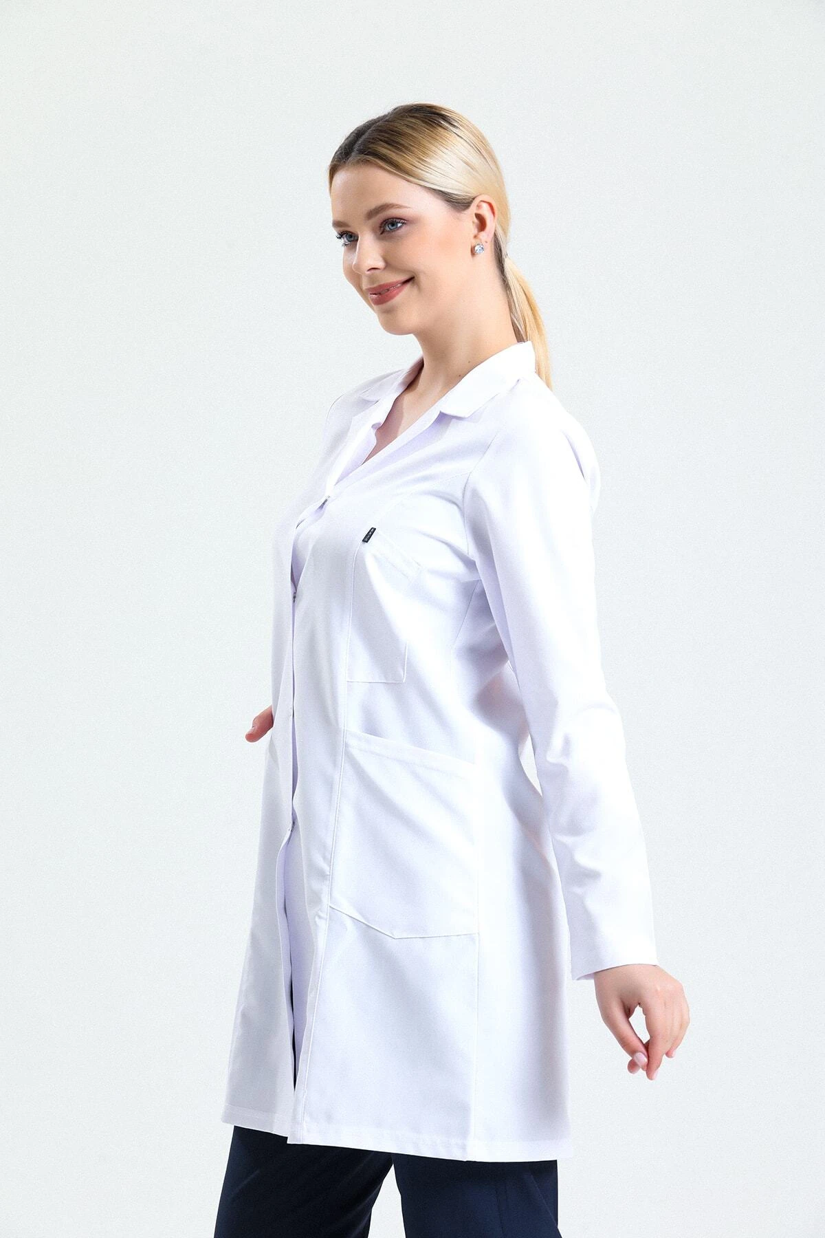 Beyaz Kadın Uzun Önlük – Gömlek Yaka Doktor, Hemşire, Diş Hekimi ve Sağlık Personeli İçin Antibakteriyel Medikal Üniforma | Rahat, Dayanıklı, Profesyonel Görünüm