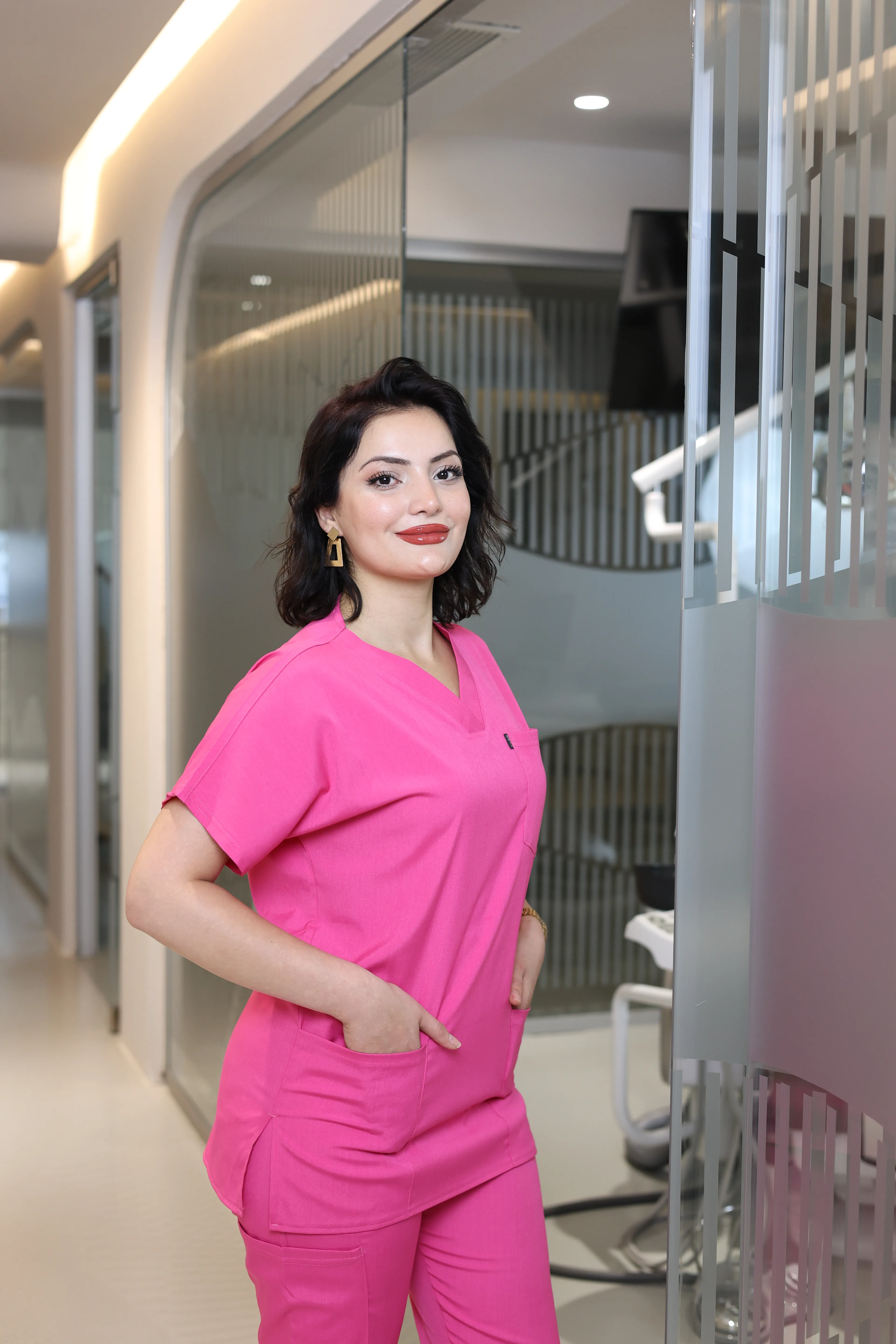 Pembe Scrubs Tek Üst – V Yaka Antibakteriyel Medikal Doktor ve Hemşire Forması