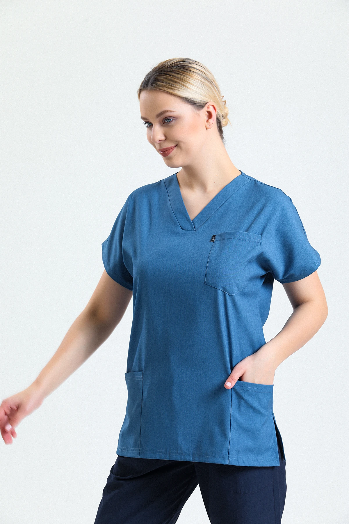 Mavi Scrubs Tek Üst – V Yaka Antibakteriyel Medikal Doktor ve Hemşire Forması