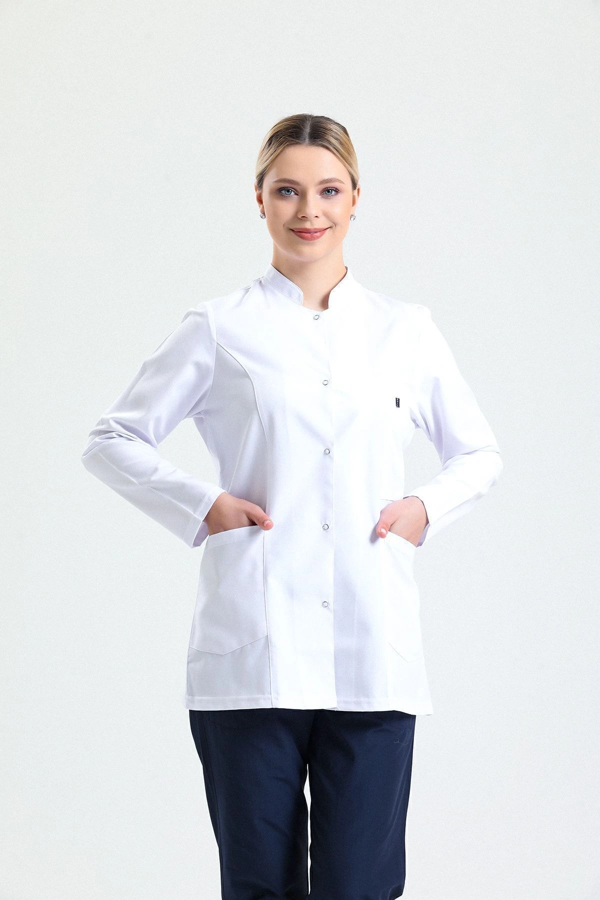 Beyaz Kadın Kısa Önlük – Hakim Yaka Doktor, Hemşire, Diş Hekimi ve Sağlık Personeli İçin Antibakteriyel Medikal Üniforma | Rahat, Dayanıklı, Profesyonel Görünüm