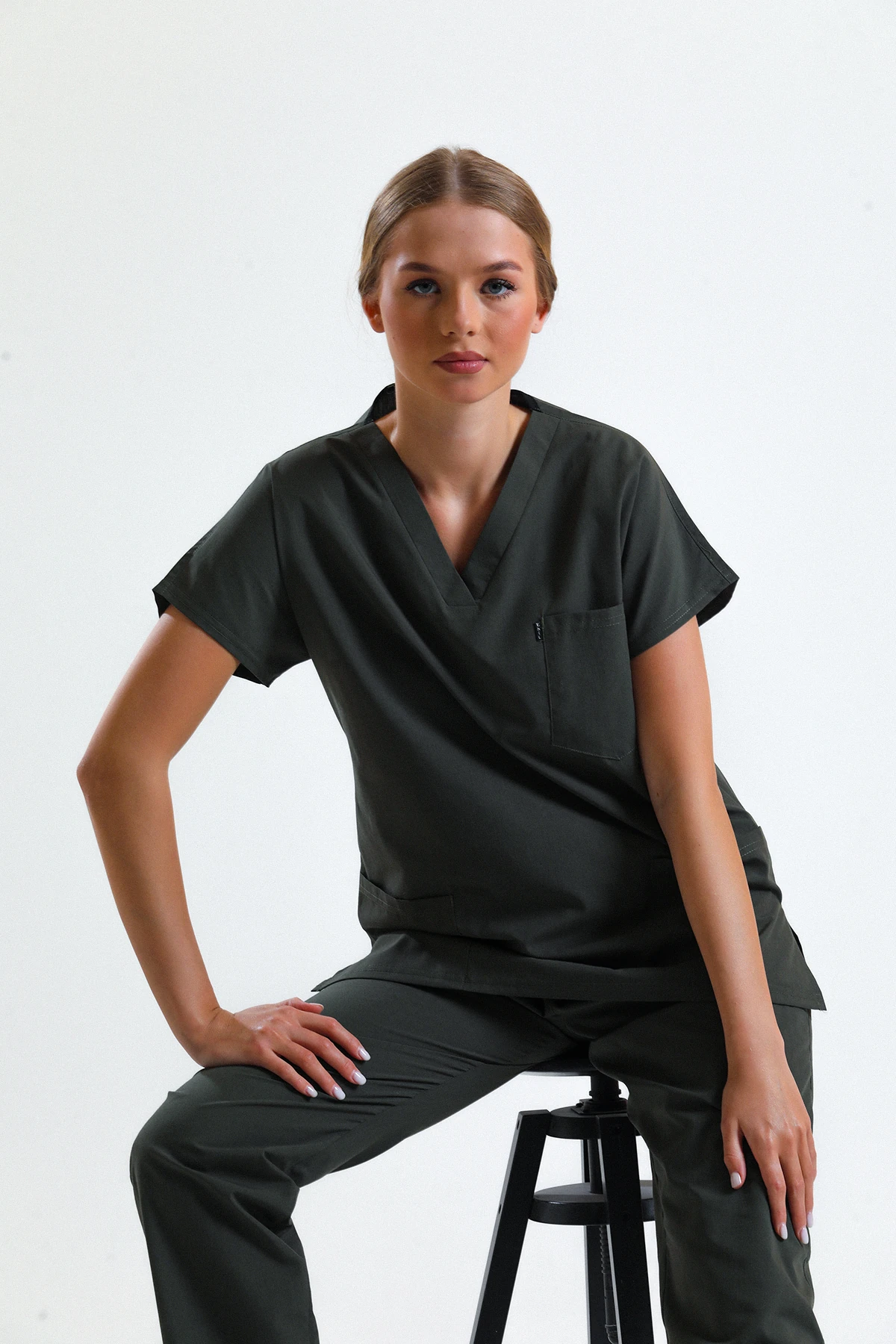 Koyu Yeşil Scrubs Tek Üst – V Yaka Antibakteriyel Medikal Doktor ve Hemşire Forması